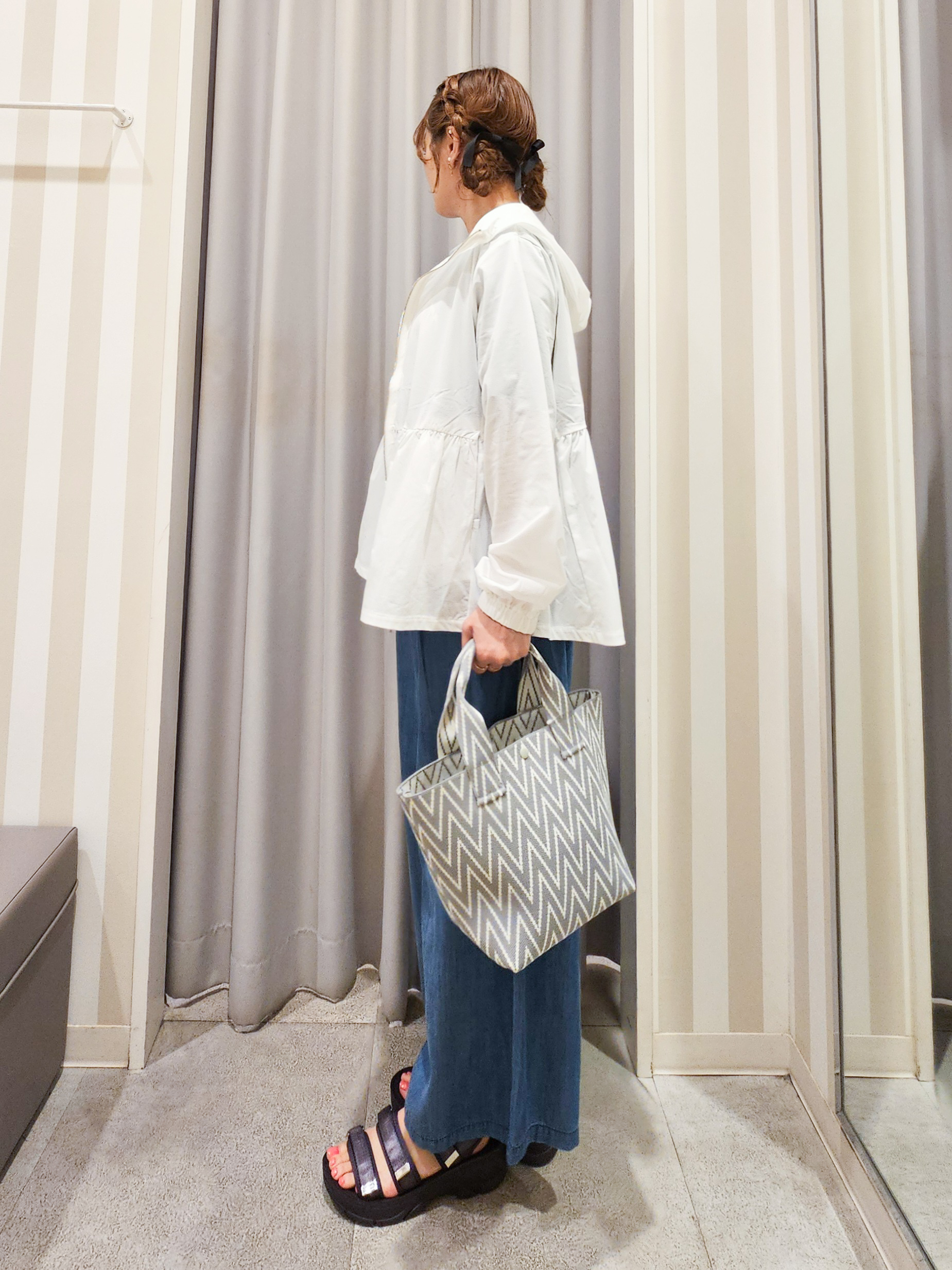 ゆゆさんの「SHOO･LA･RUE｜【ひんやり/S-LL/体型カバー】ペプラムフリルとゴールドパーツが女性らしい UVパーカ」を使ったコーディネート