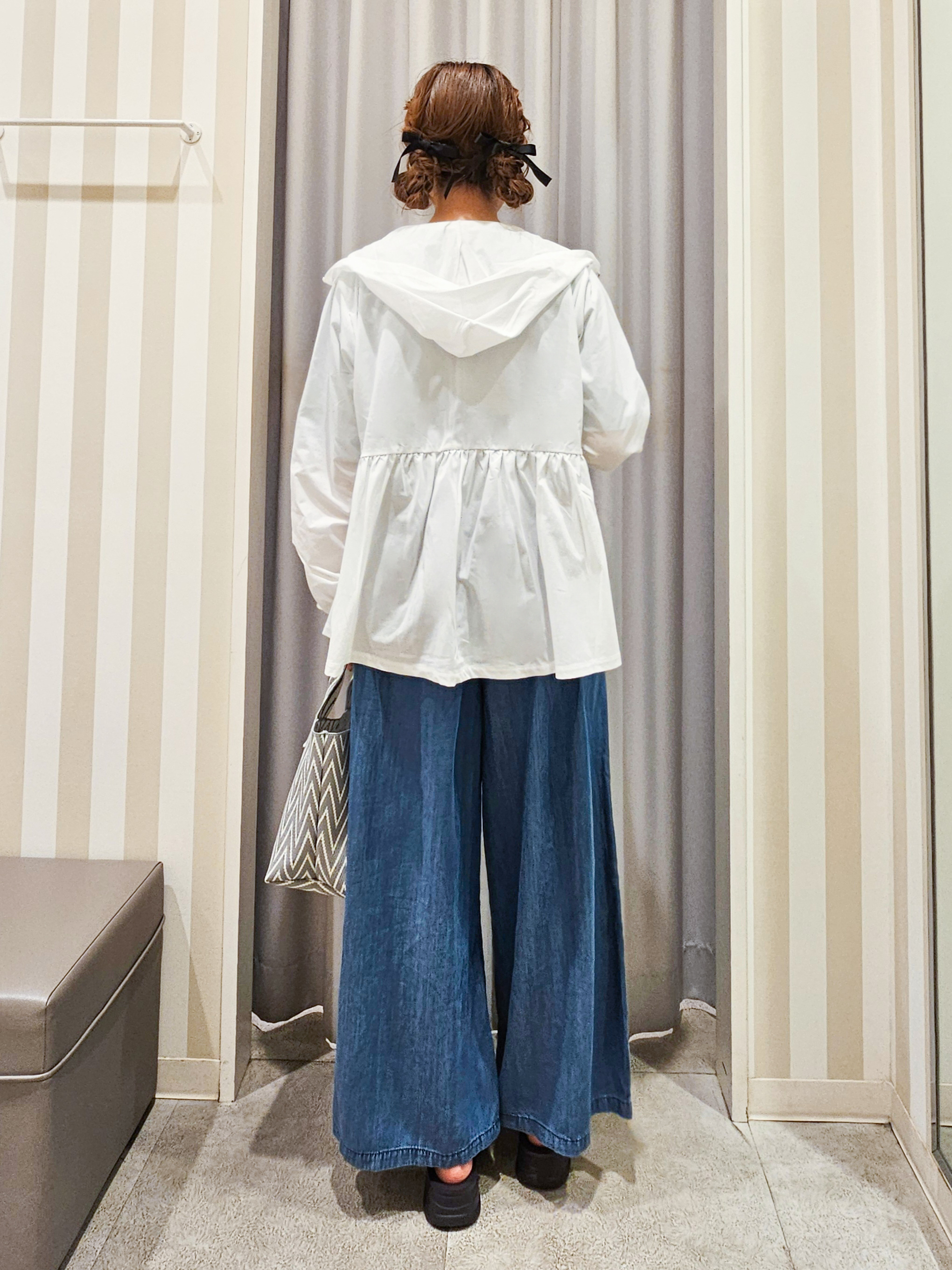 ゆゆさんの「SHOO･LA･RUE｜【ひんやり/S-LL/体型カバー】ペプラムフリルとゴールドパーツが女性らしい UVパーカ」を使ったコーディネート