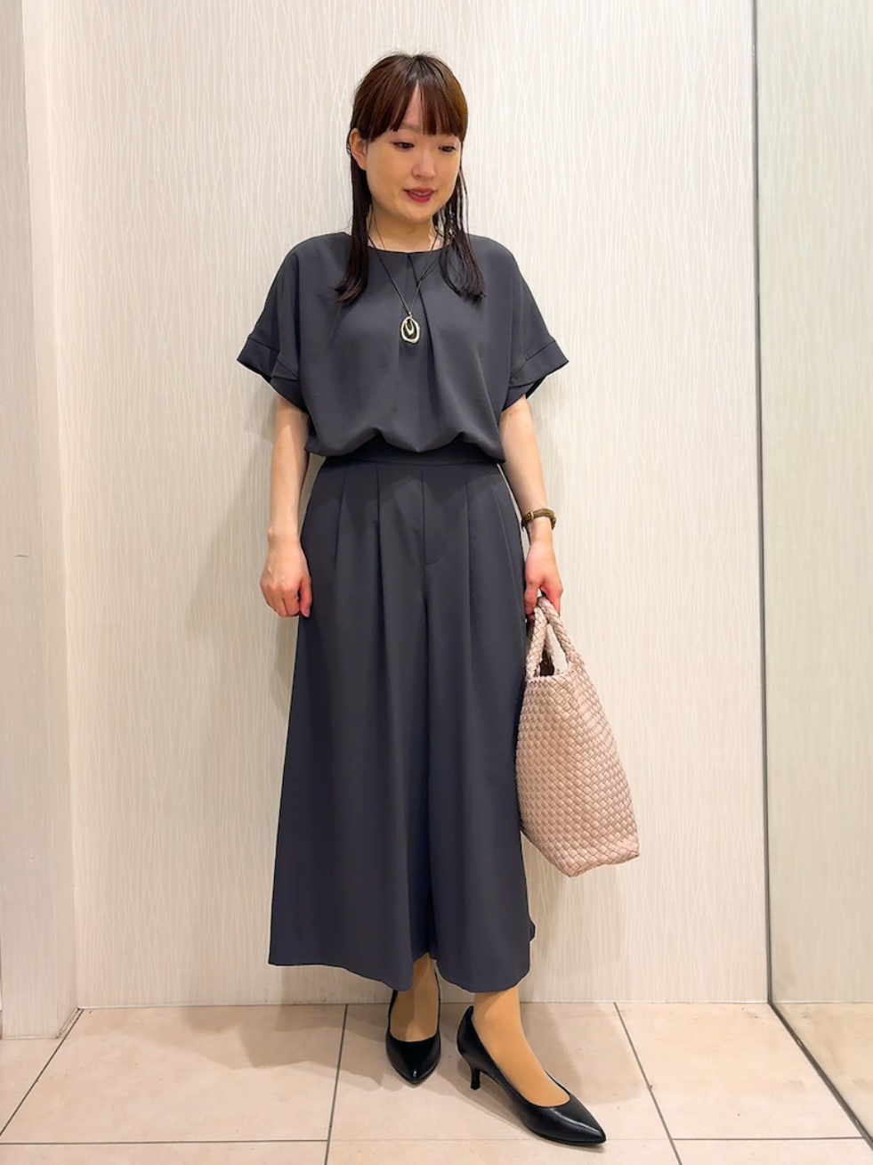 SAHOさんの「UNTITLED｜【前後2WAY/はっ水/セットアップ可】リラクシーフレンチスリーブブラウス」を使ったコーディネート