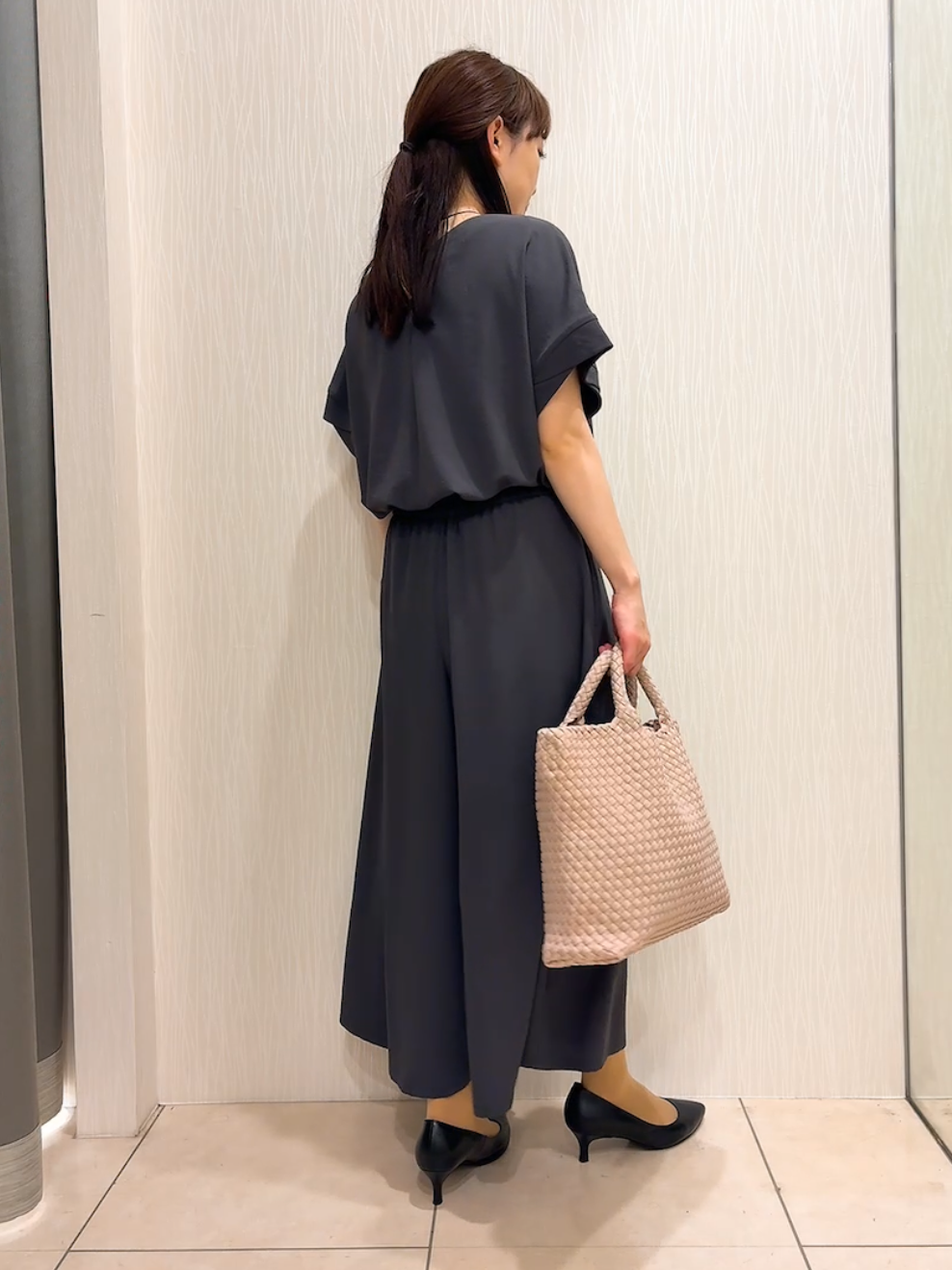 SAHOさんの「UNTITLED｜【前後2WAY/はっ水/セットアップ可】リラクシーフレンチスリーブブラウス」を使ったコーディネート