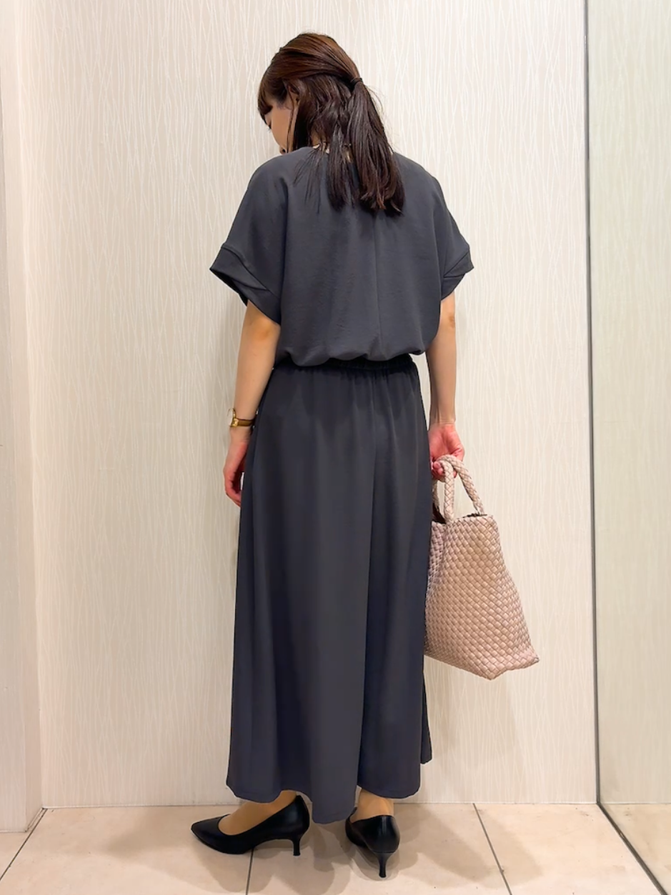 SAHOさんの「UNTITLED｜【前後2WAY/はっ水/セットアップ可】リラクシーフレンチスリーブブラウス」を使ったコーディネート
