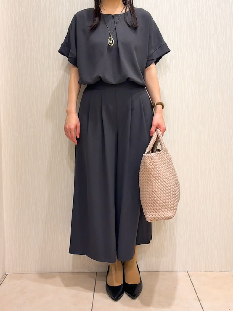 SAHOさんの「UNTITLED｜【前後2WAY/はっ水/セットアップ可】リラクシーフレンチスリーブブラウス」を使ったコーディネート