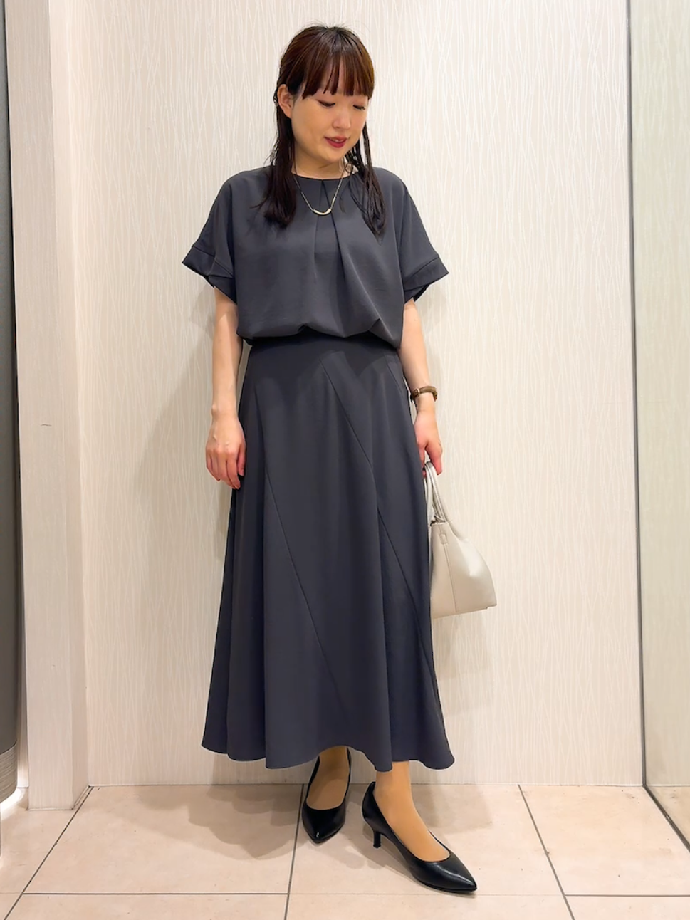 SAHOさんの「UNTITLED｜【前後2WAY/はっ水/セットアップ可】リラクシーフレンチスリーブブラウス」を使ったコーディネート