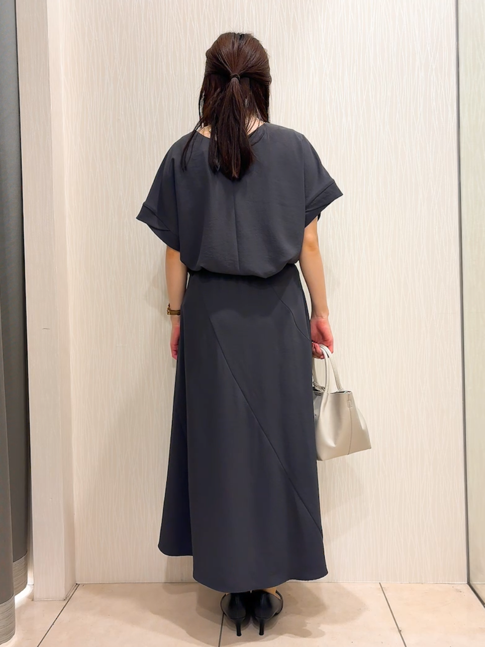 SAHOさんの「UNTITLED｜【前後2WAY/はっ水/セットアップ可】リラクシーフレンチスリーブブラウス」を使ったコーディネート