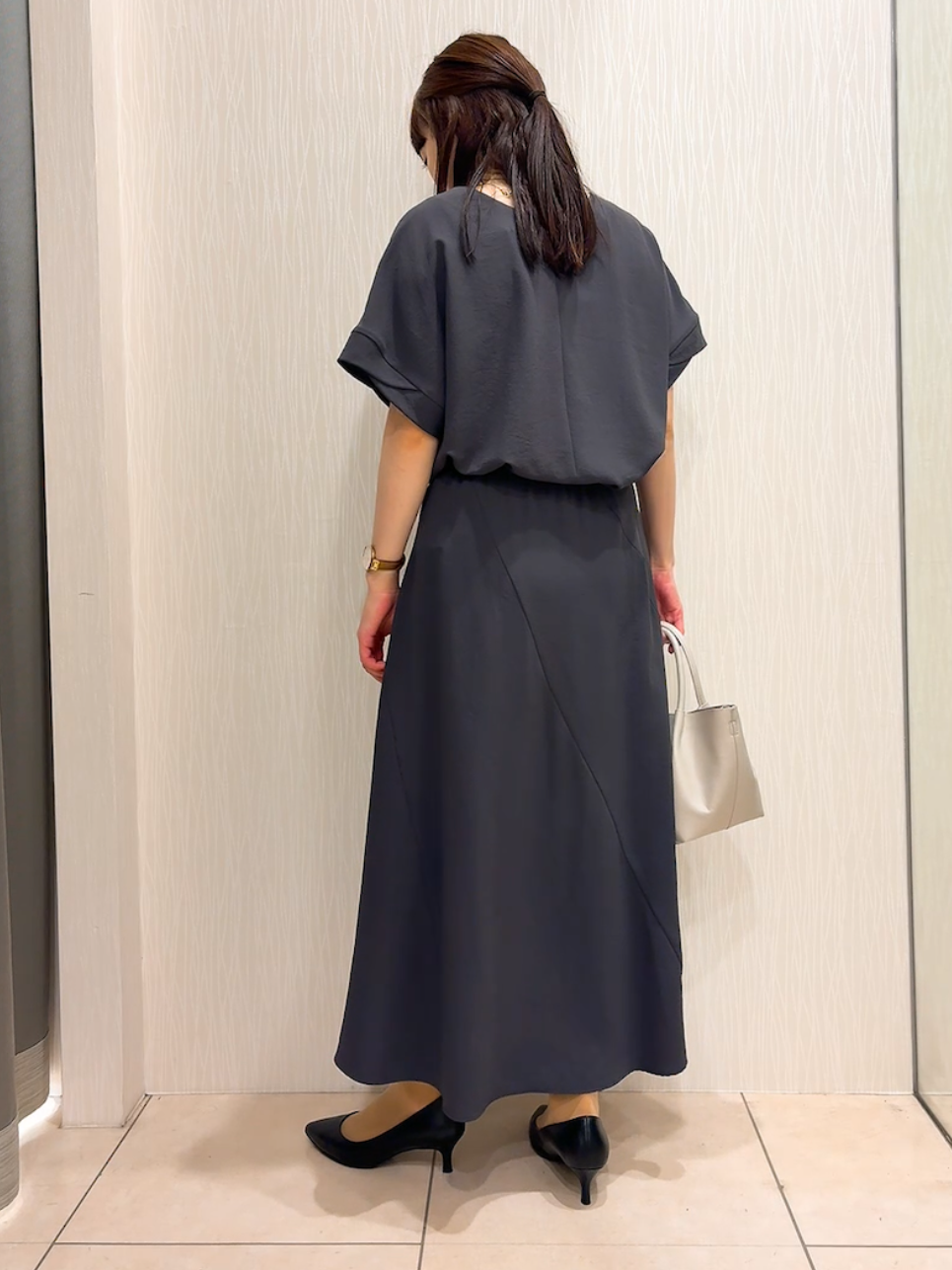 SAHOさんの「UNTITLED｜【前後2WAY/はっ水/セットアップ可】リラクシーフレンチスリーブブラウス」を使ったコーディネート