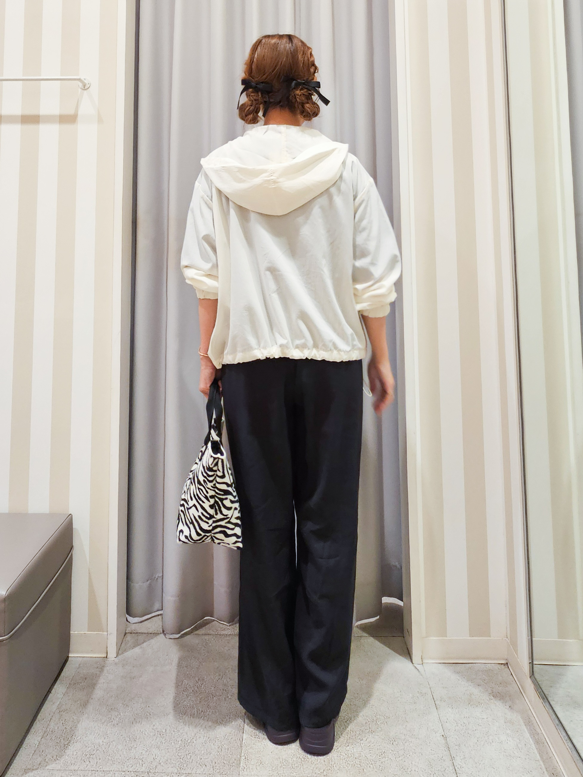 ゆゆさんの「SHOO･LA･RUE｜【S-LL/UV】季節の変わり目に ゴールドパーツが上品なフード付きブルゾン」を使ったコーディネート
