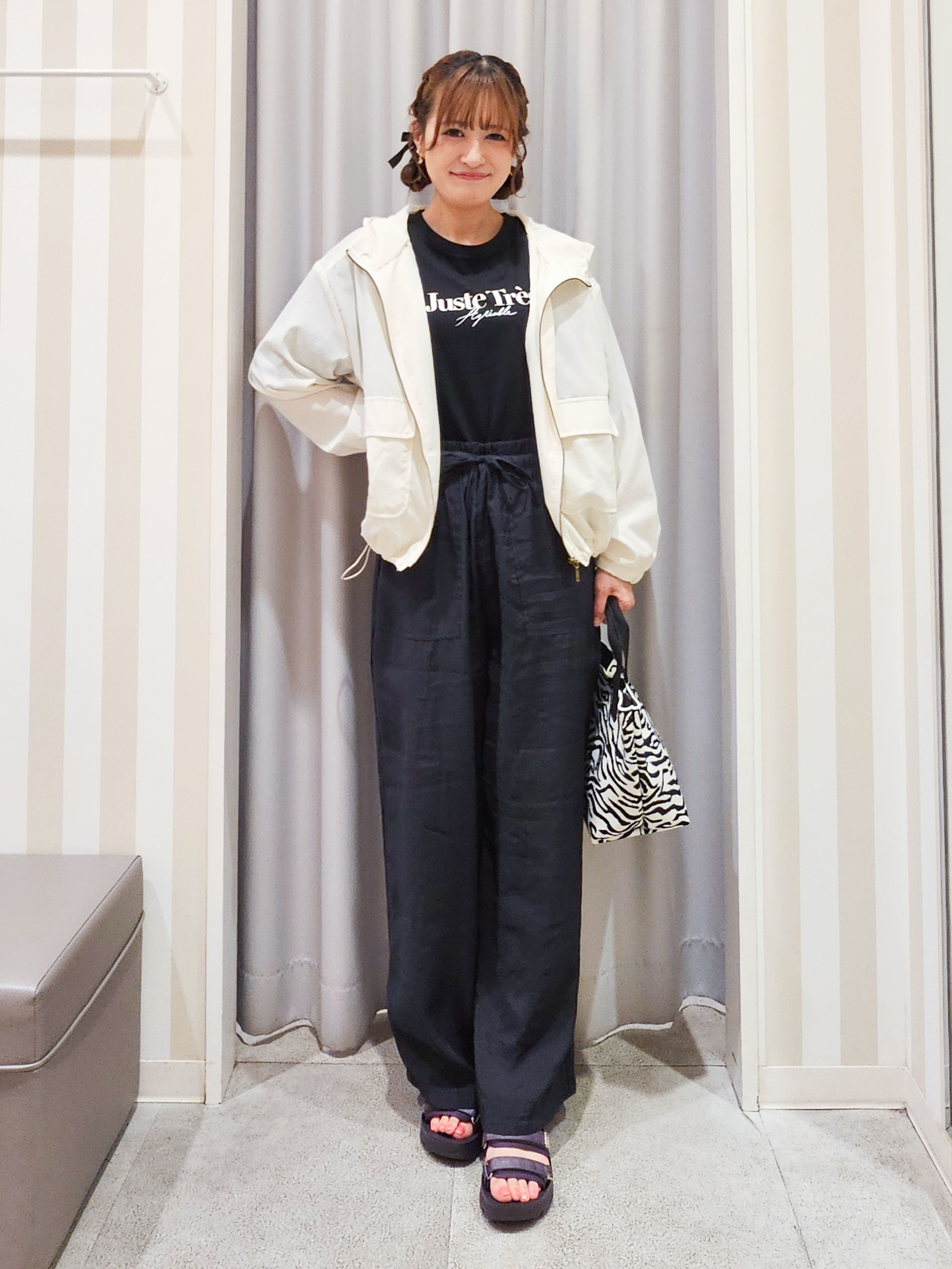 ゆゆさんの「SHOO･LA･RUE｜【S-LL/UV】季節の変わり目に ゴールドパーツが上品なフード付きブルゾン」を使ったコーディネート