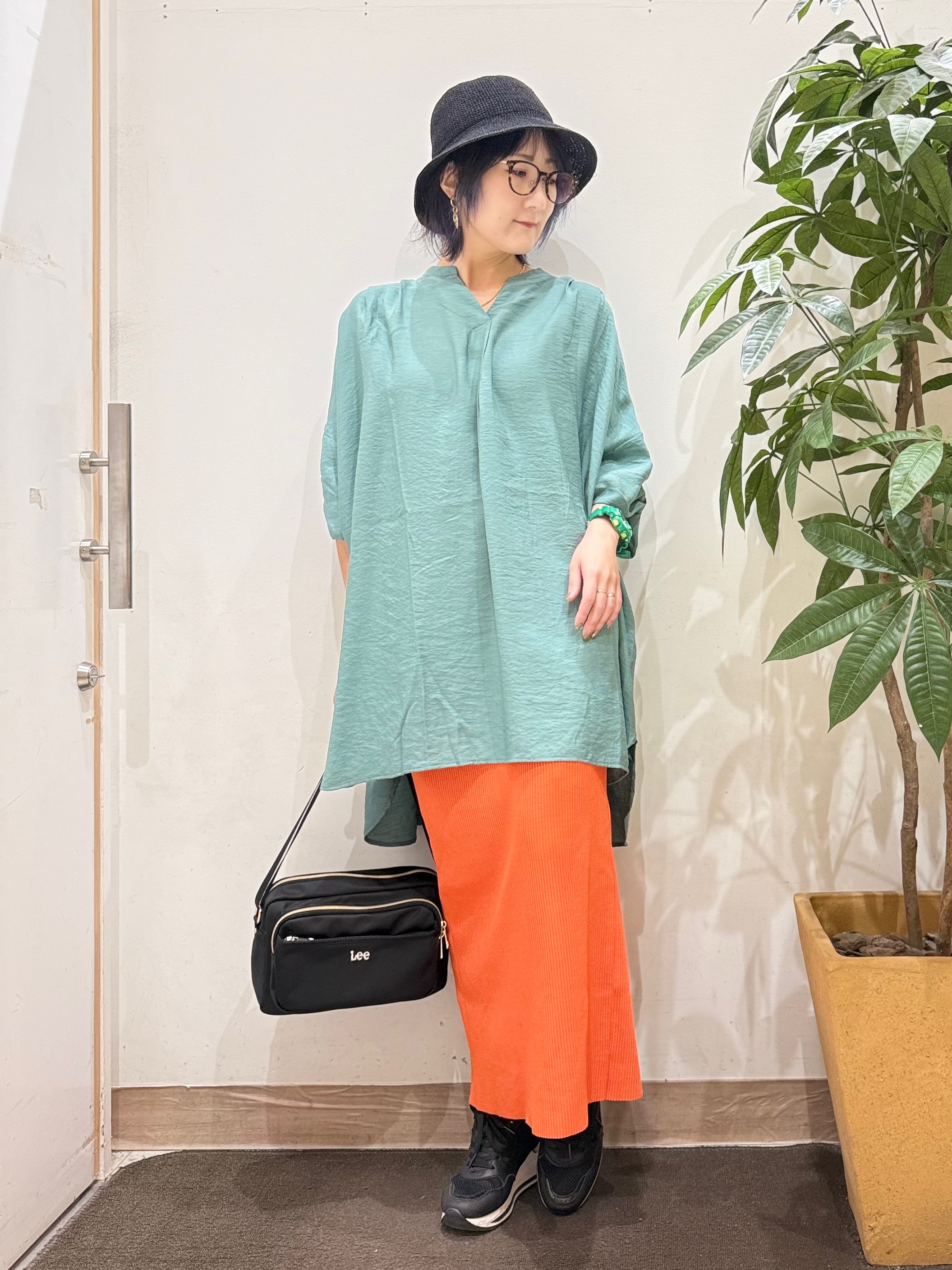misakiさんの「SHOO･LA･RUE｜【ひんやり/S-LL/洗濯機可】体型カバー叶える 大人のゆるドルマンチュニック」を使ったコーディネート