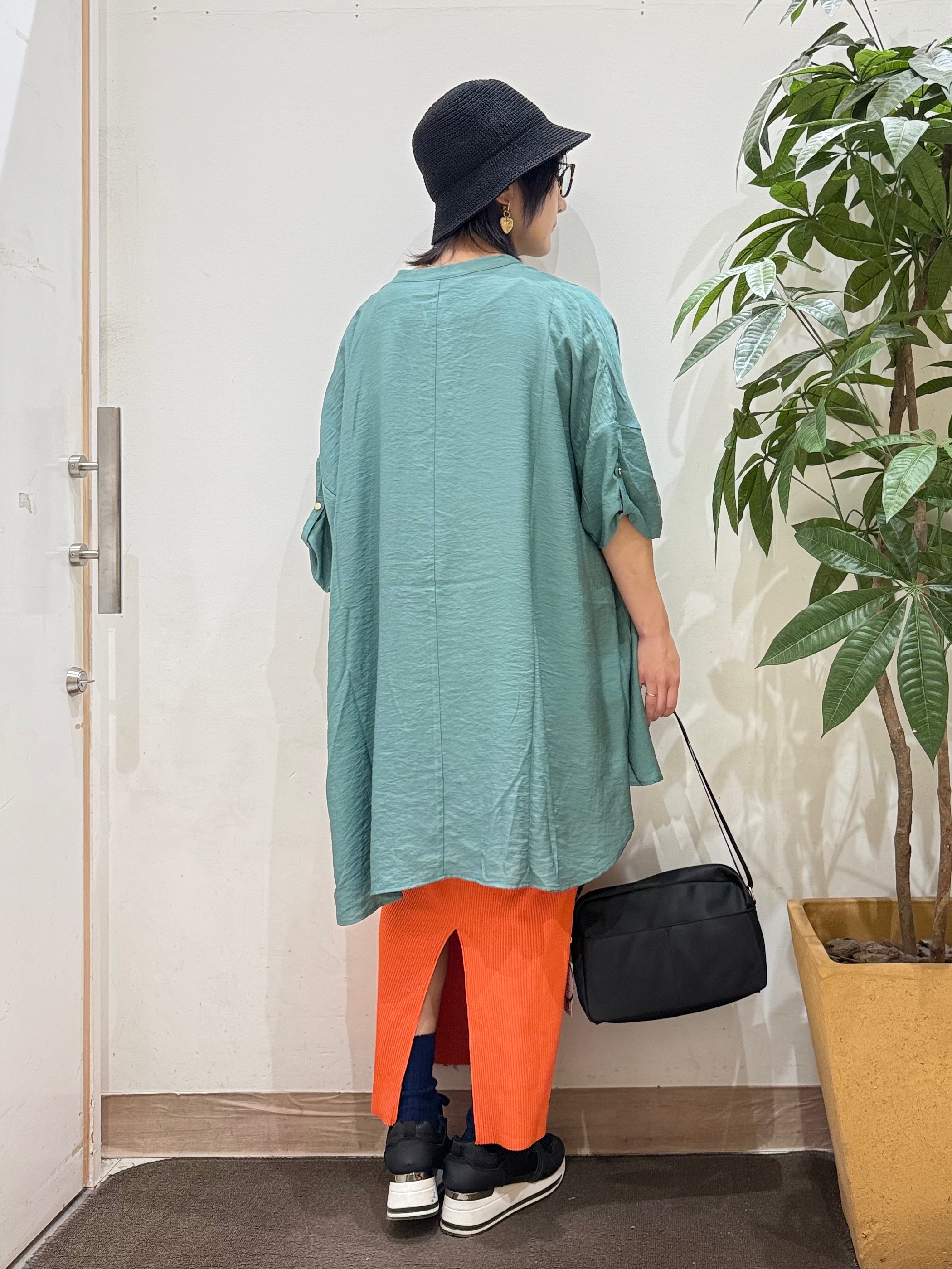 misakiさんの「SHOO･LA･RUE｜【ひんやり/S-LL/洗濯機可】体型カバー叶える 大人のゆるドルマンチュニック」を使ったコーディネート