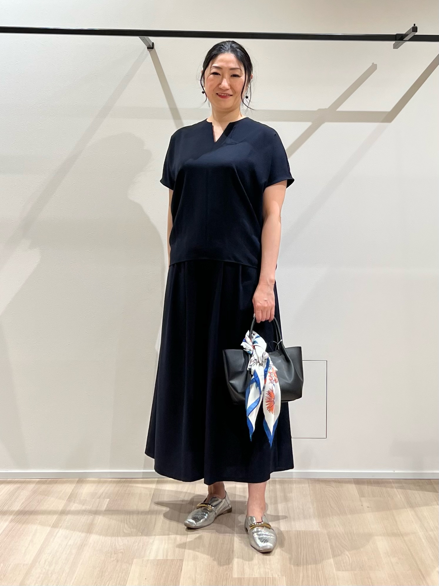 TOMOMIさんの「UNTITLED｜【前後2WAY/はっ水/セットアップ可】リラクシーフレンチスリーブブラウス」を使ったコーディネート