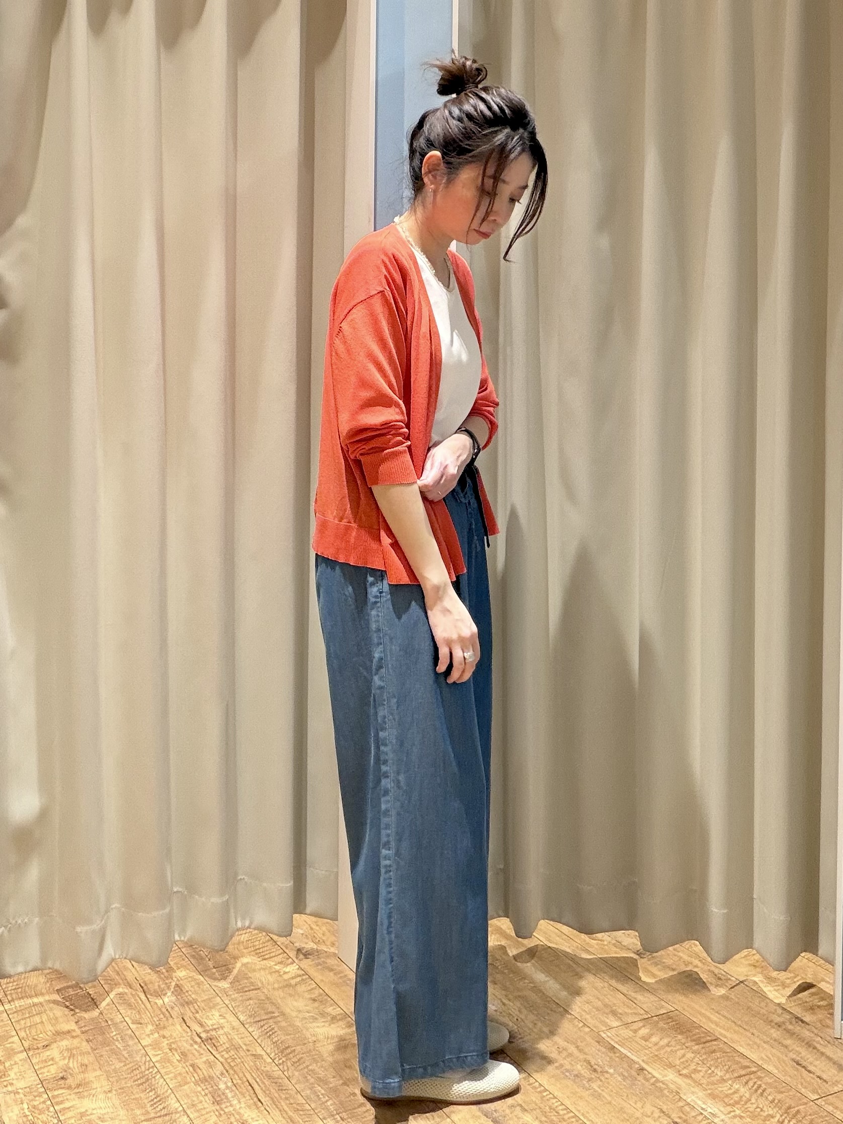ｔｅｎｃｈｏさんの「SHOO･LA･RUE｜【ひんやり/洗濯機可/S-LL】オンにもオフにも マルチに使えるボタンレスカーディガン」を使ったコーディネート