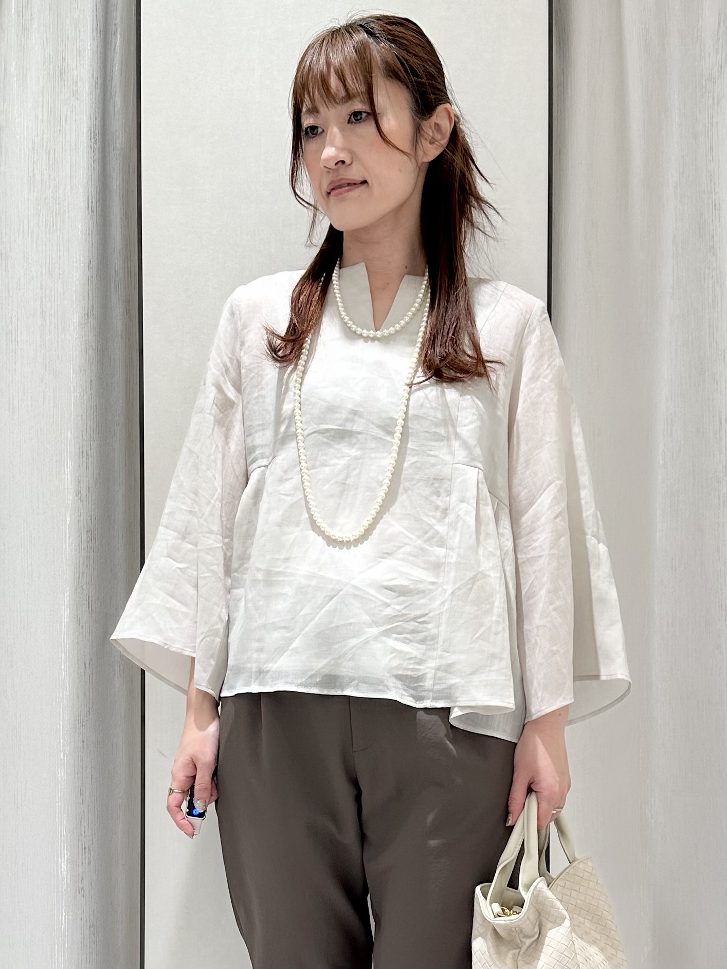 komiさんの「UNTITLED｜【接触冷感/麻混/洗える】ドライタッチキーネックブラウス」を使ったコーディネート