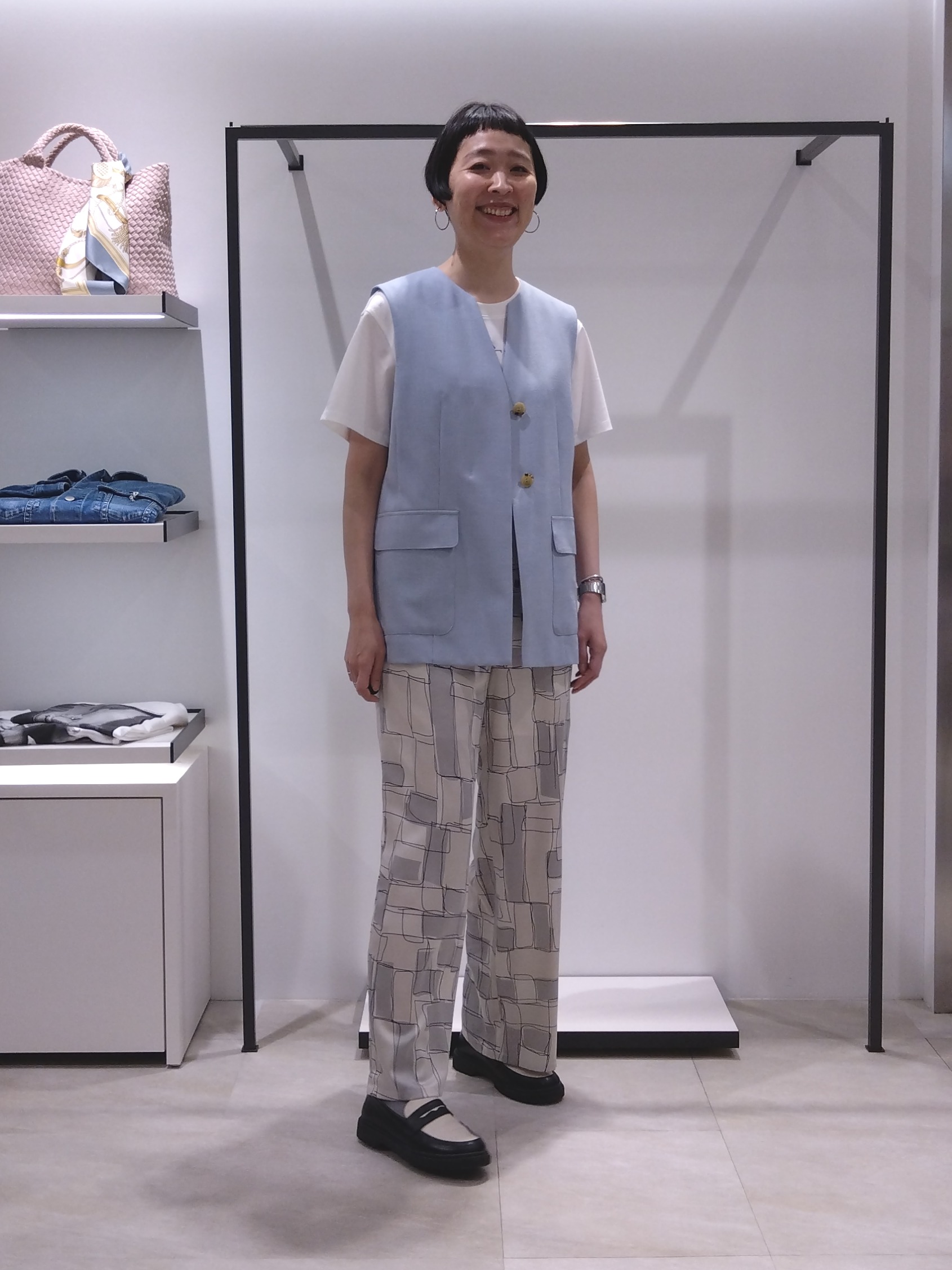 まちこさんの「UNTITLED｜【セットアップ可/UV/接触冷感】スラブキーネックジレ」を使ったコーディネート