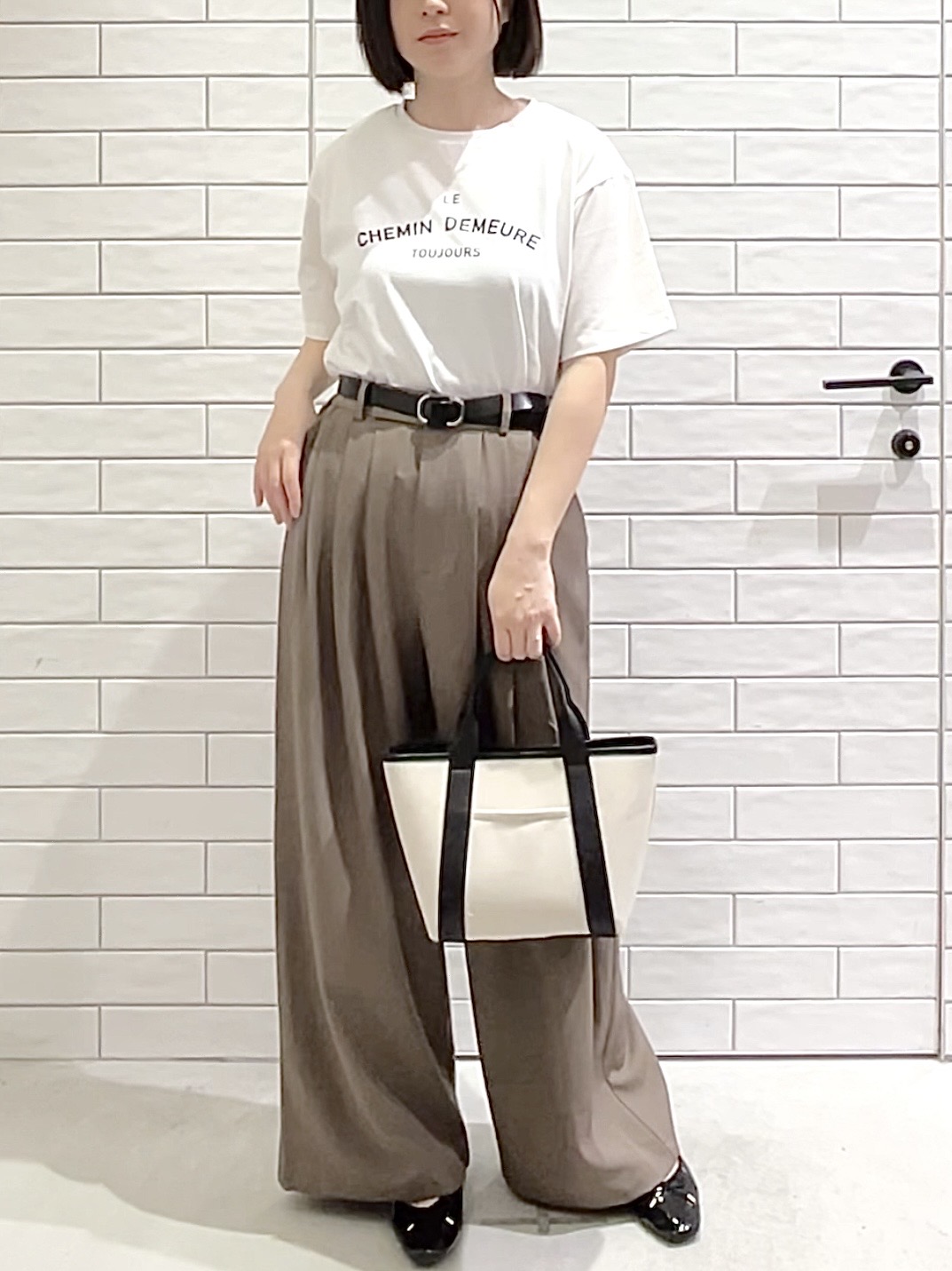 しおりさんの「OPAQUE.CLIP｜ロゴプリントアソートTシャツ【洗濯機OK】」を使ったコーディネート