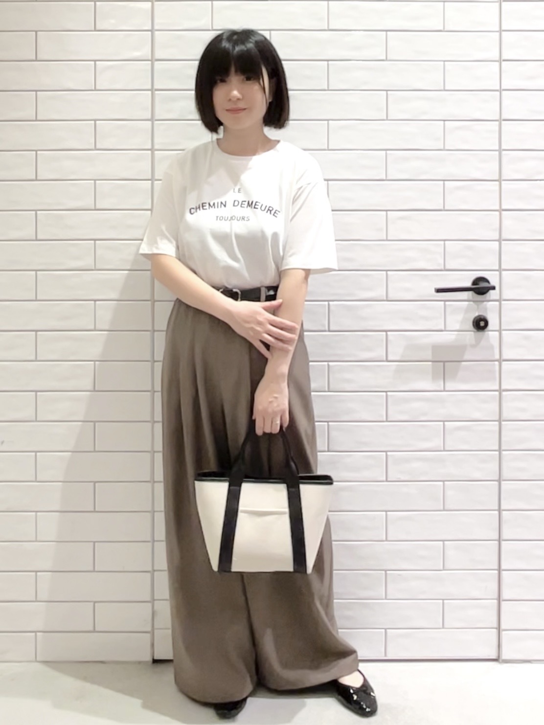 しおりさんの「OPAQUE.CLIP｜ロゴプリントアソートTシャツ【洗濯機OK】」を使ったコーディネート
