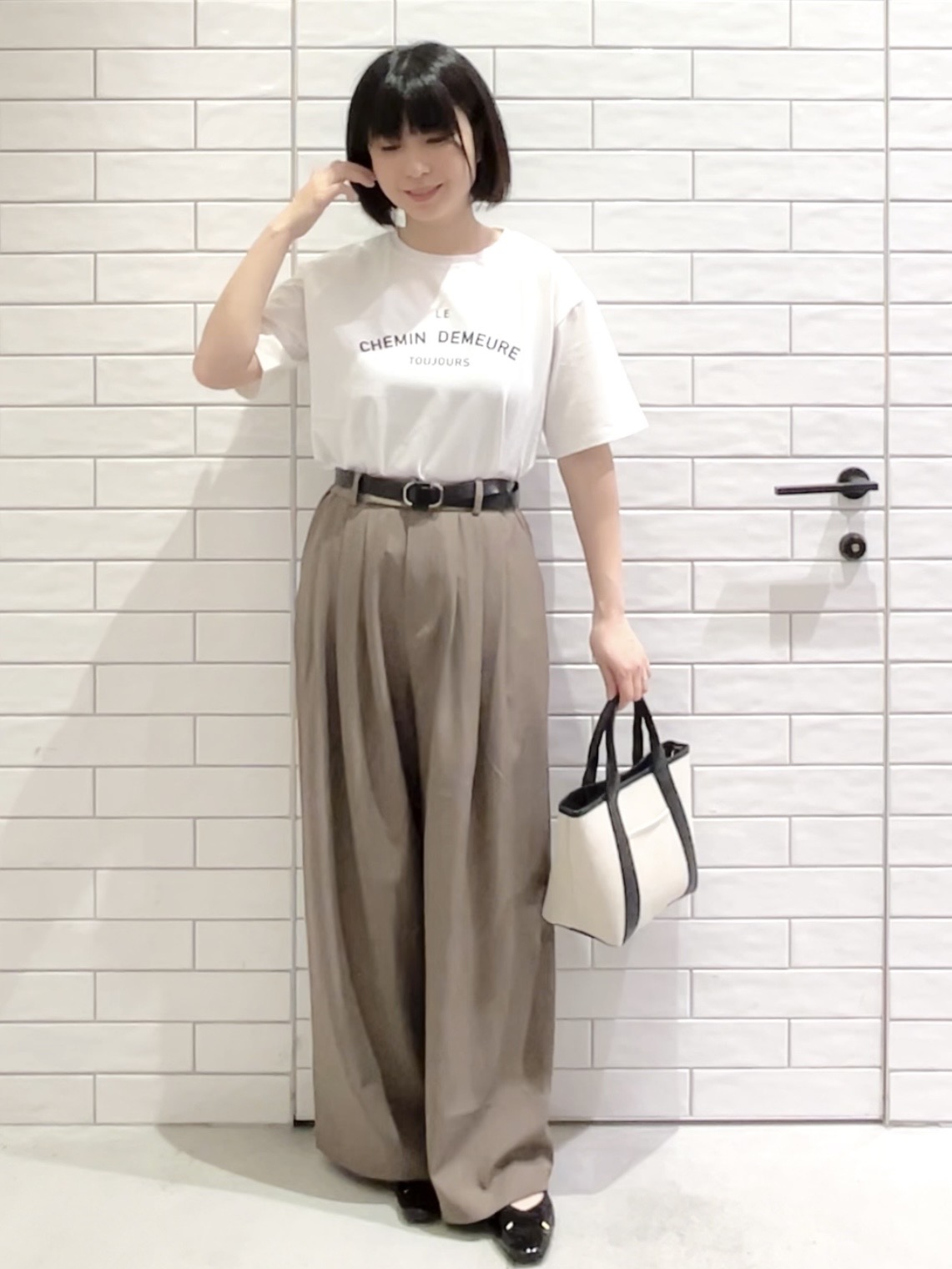 しおりさんの「OPAQUE.CLIP｜ロゴプリントアソートTシャツ【洗濯機OK】」を使ったコーディネート