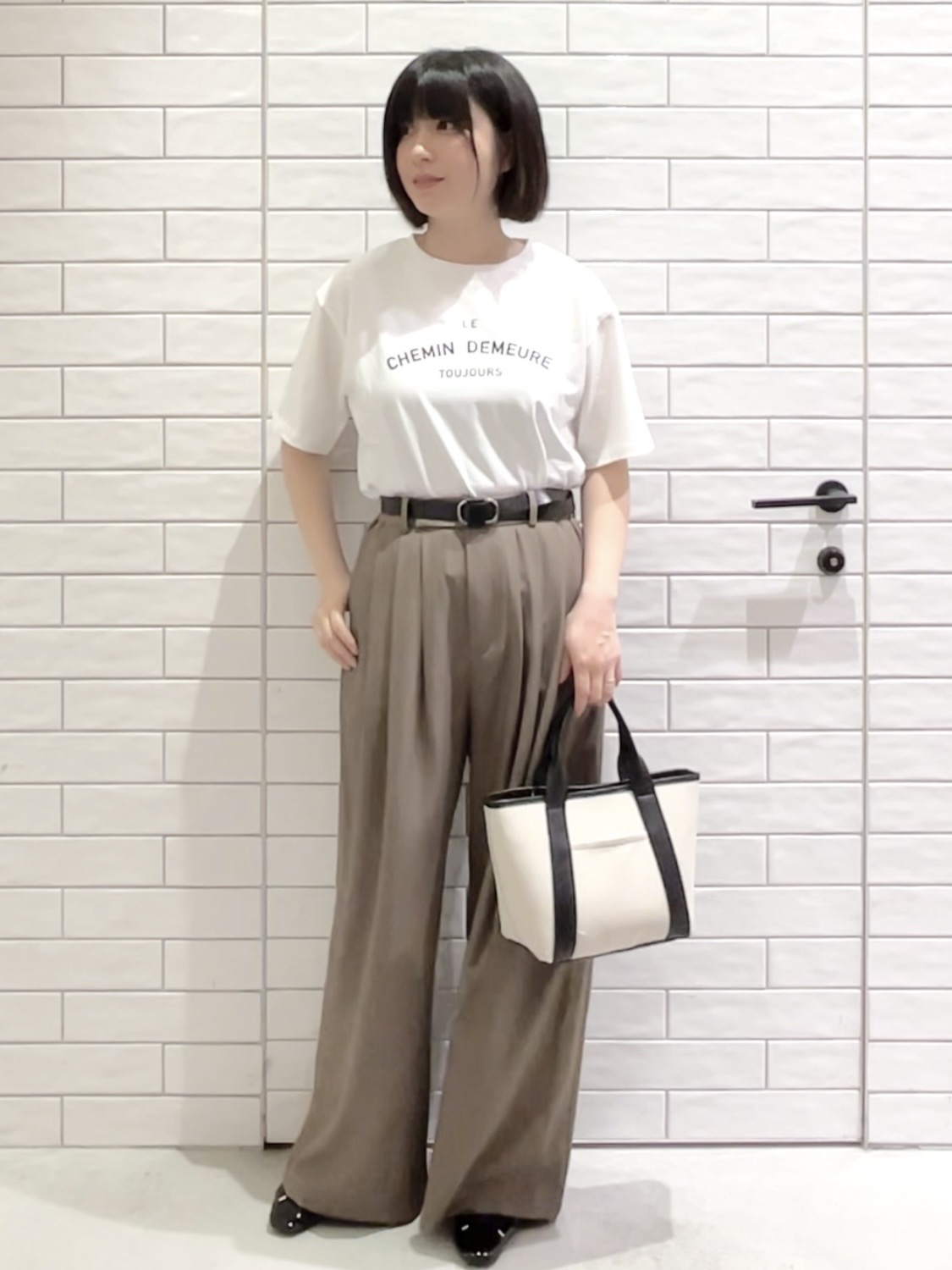 しおりさんの「OPAQUE.CLIP｜ロゴプリントアソートTシャツ【洗濯機OK】」を使ったコーディネート
