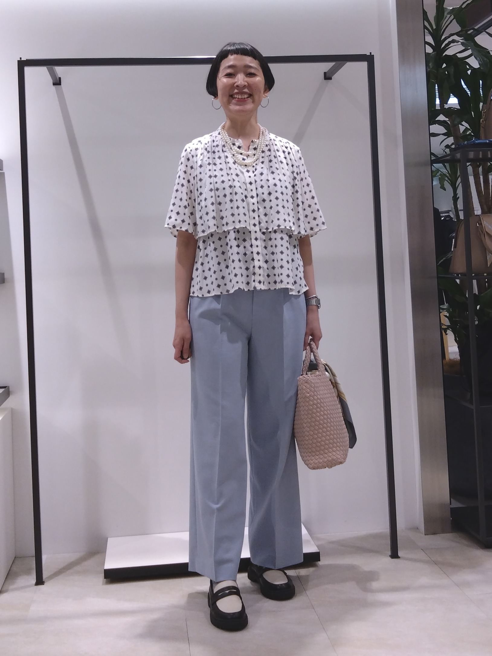 まちこさんの「UNTITLED｜【洗える/きれいめ柄】コモンプリントブラウス」を使ったコーディネート
