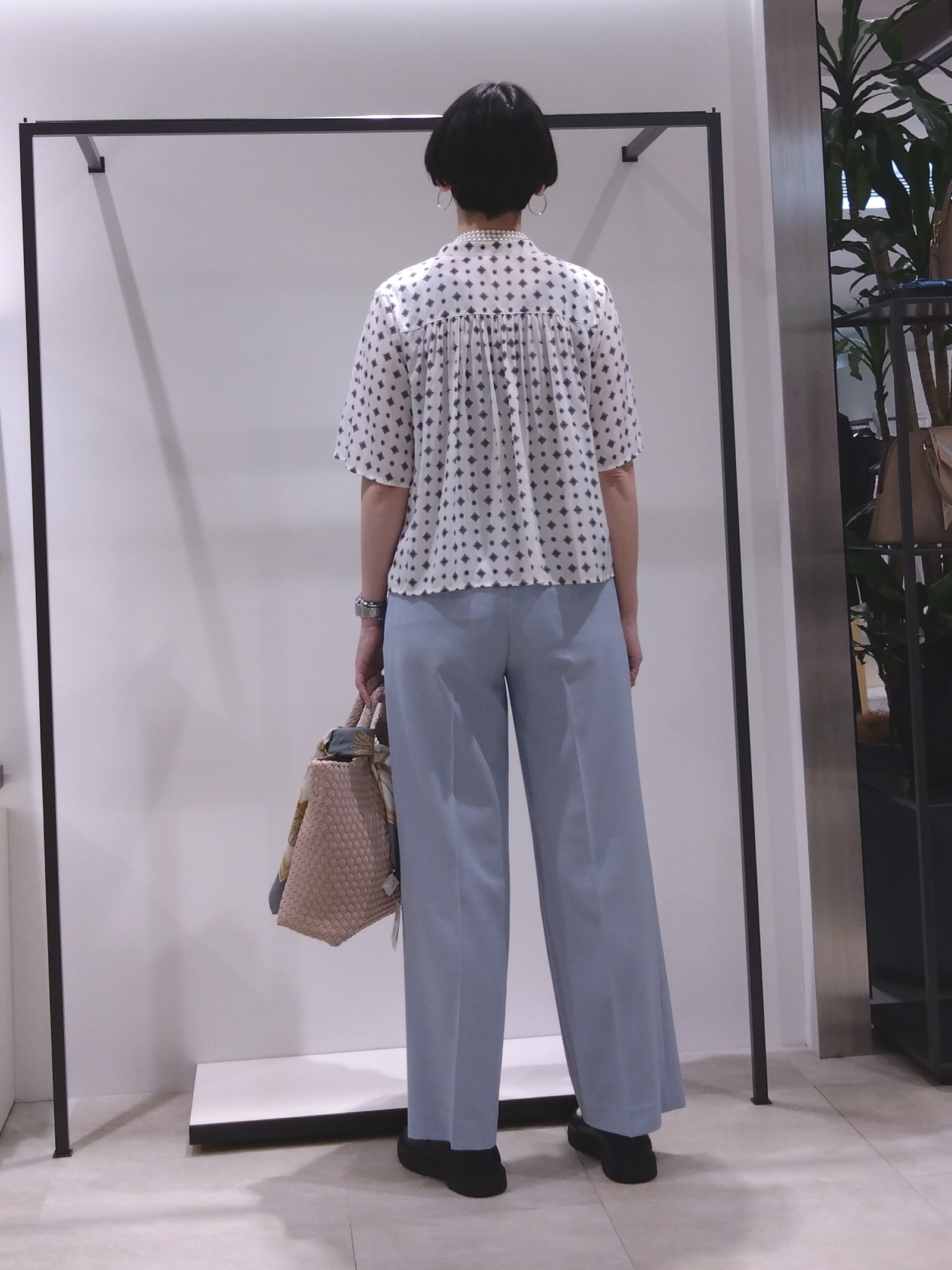 まちこさんの「UNTITLED｜【洗える/きれいめ柄】コモンプリントブラウス」を使ったコーディネート