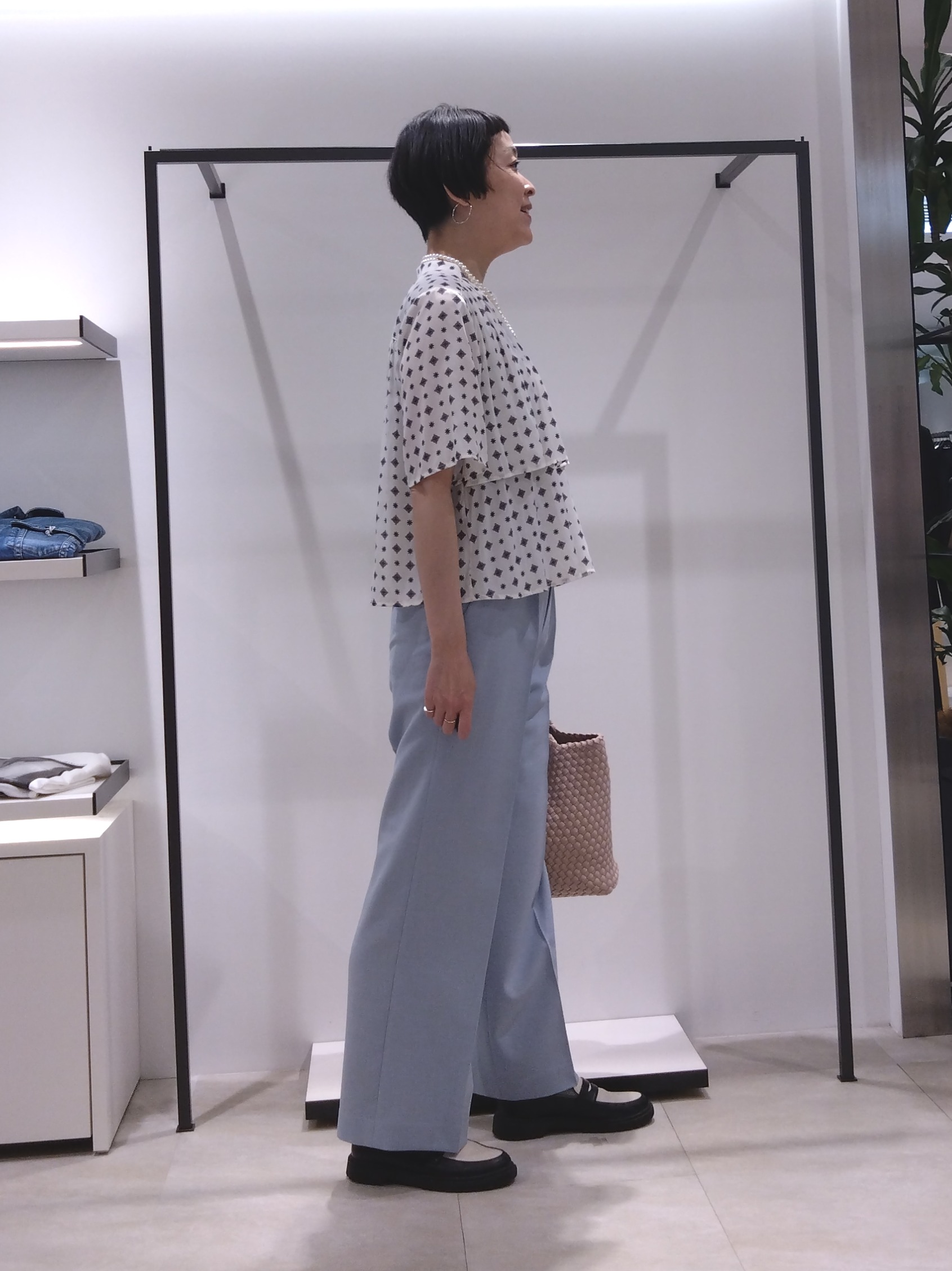 まちこさんの「UNTITLED｜【洗える/きれいめ柄】コモンプリントブラウス」を使ったコーディネート