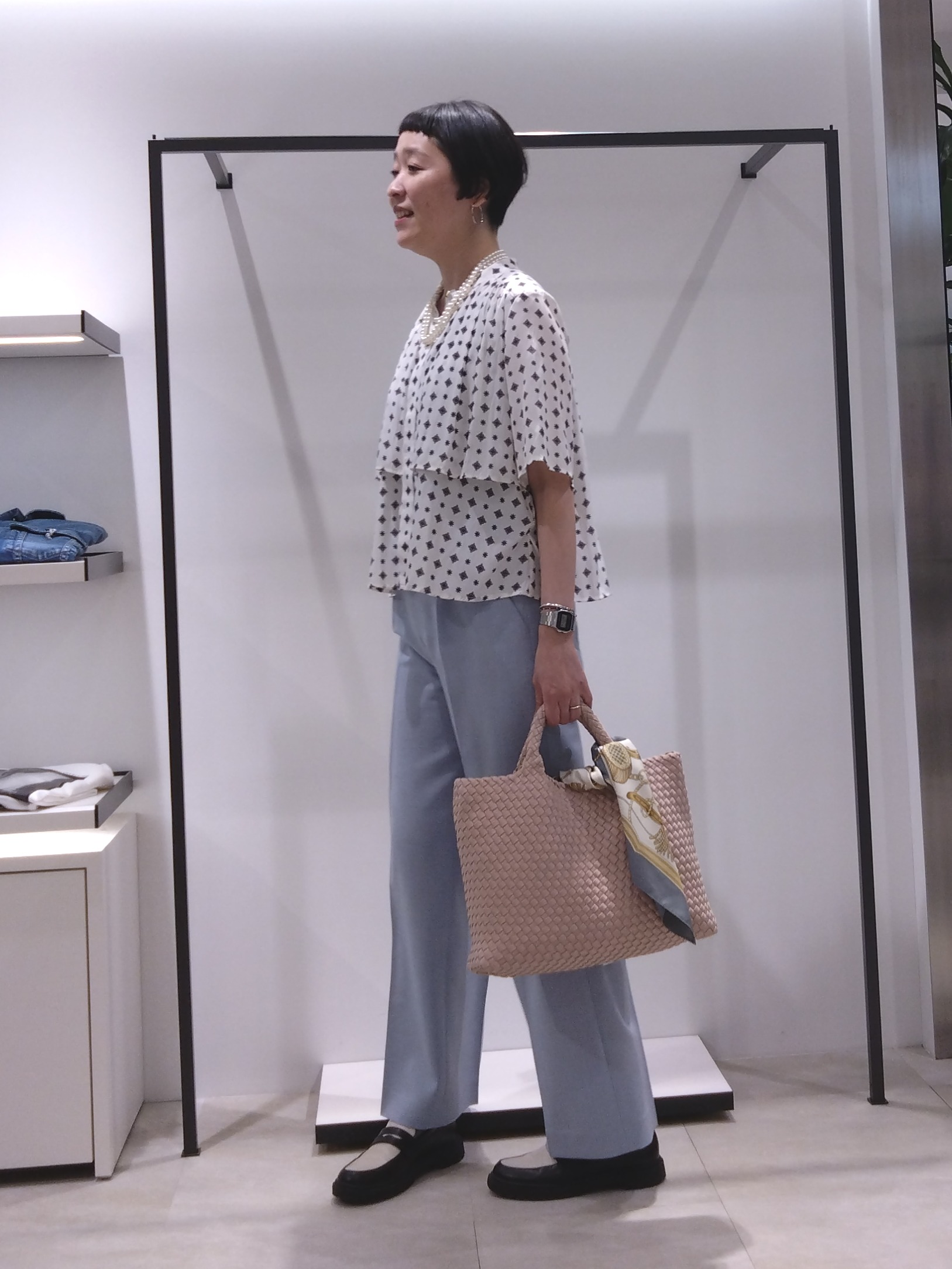 まちこさんの「UNTITLED｜【洗える/きれいめ柄】コモンプリントブラウス」を使ったコーディネート