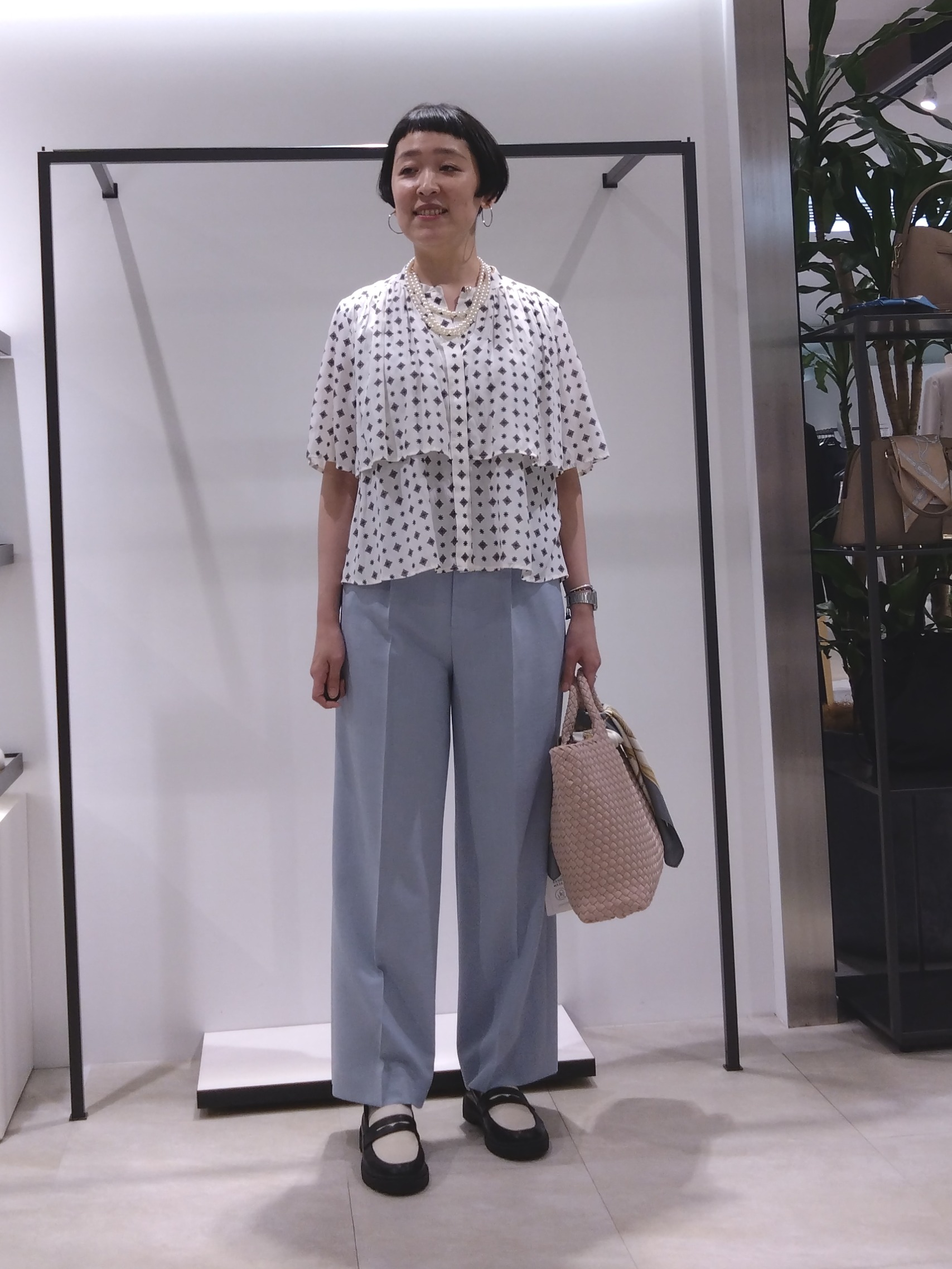 まちこさんの「UNTITLED｜【洗える/きれいめ柄】コモンプリントブラウス」を使ったコーディネート
