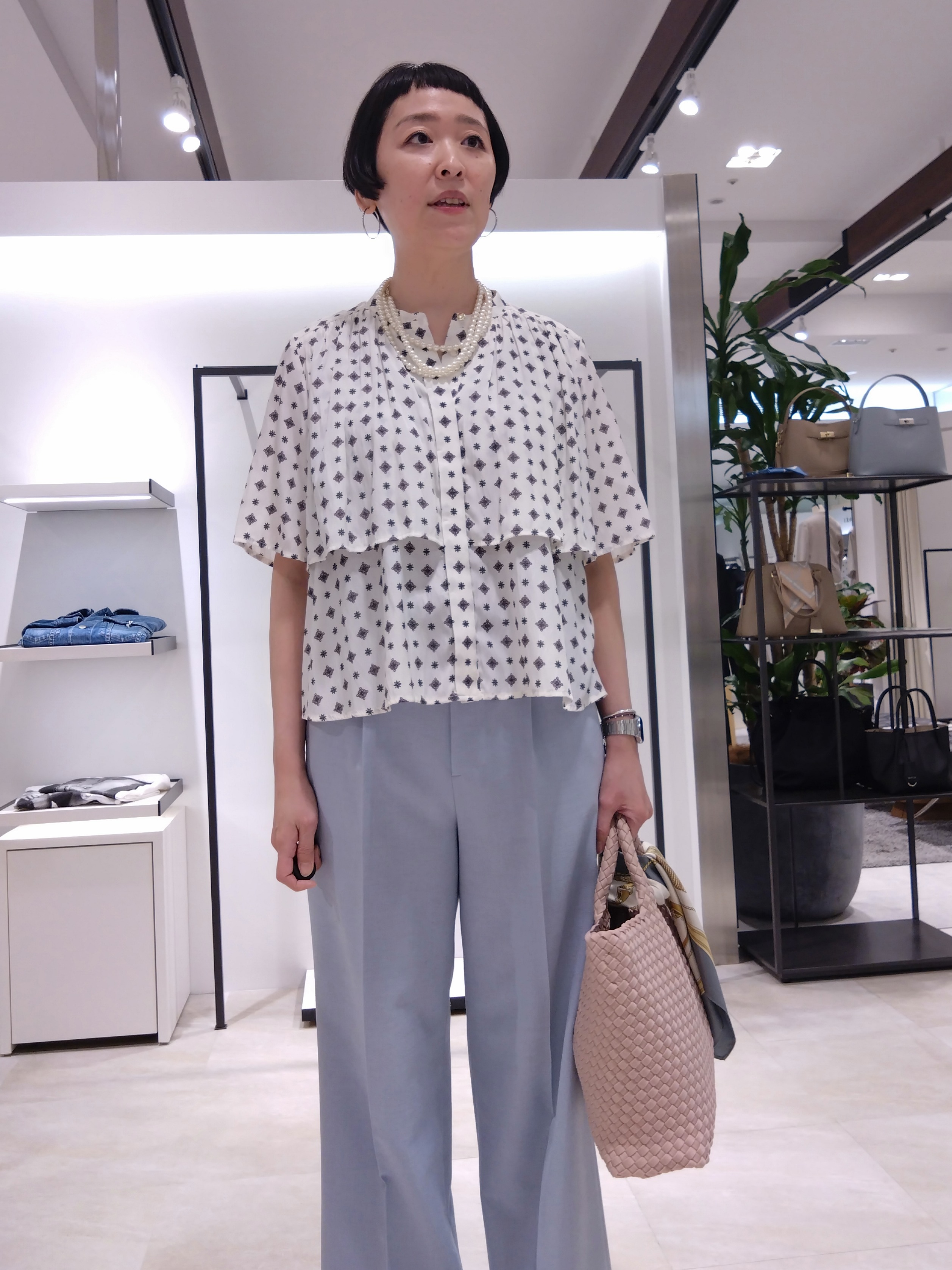 まちこさんの「UNTITLED｜【洗える/きれいめ柄】コモンプリントブラウス」を使ったコーディネート