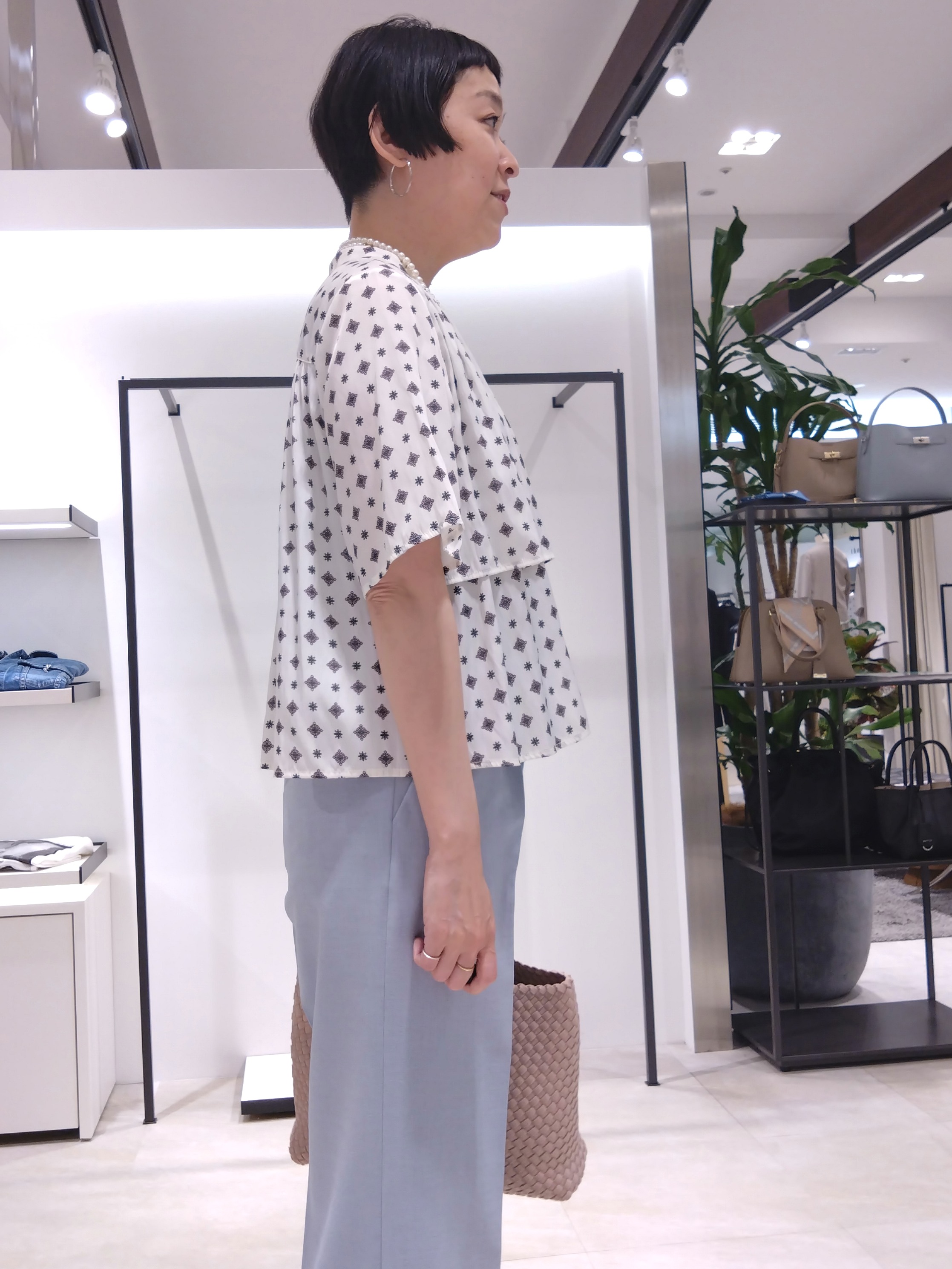 まちこさんの「UNTITLED｜【洗える/きれいめ柄】コモンプリントブラウス」を使ったコーディネート