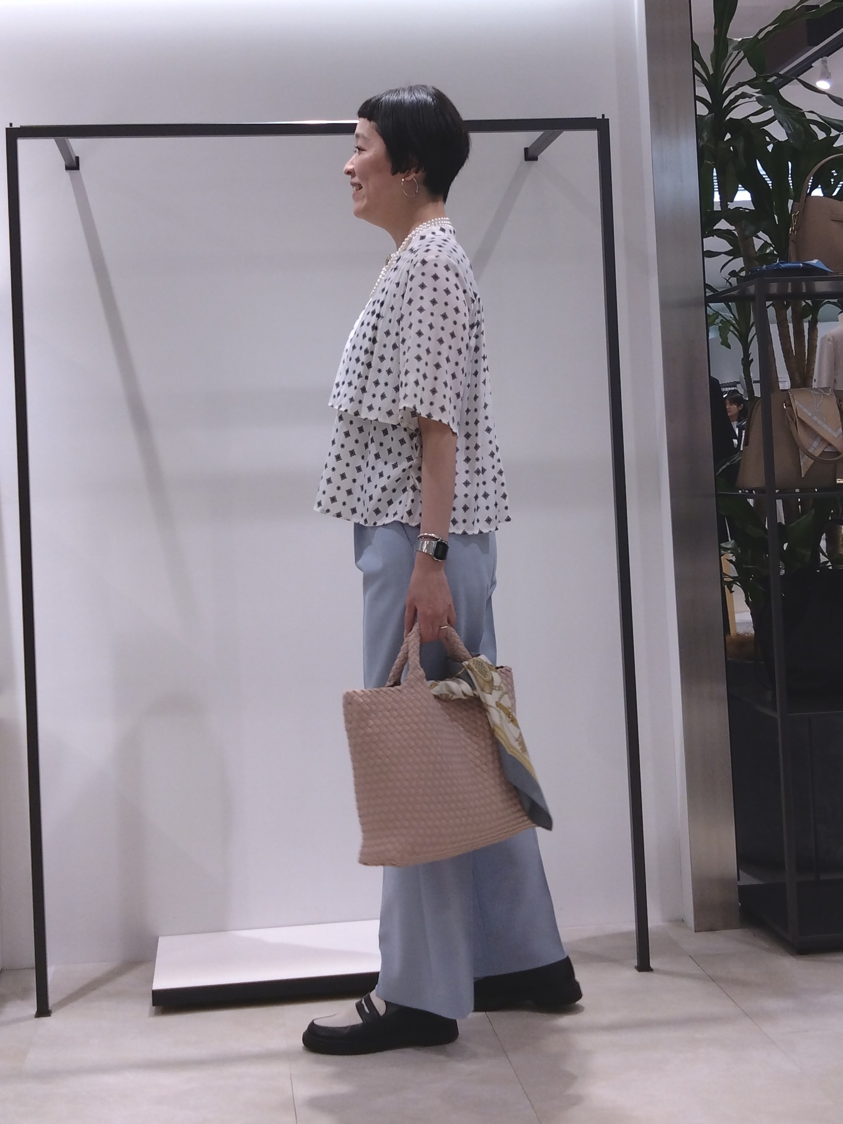 まちこさんの「UNTITLED｜【洗える/きれいめ柄】コモンプリントブラウス」を使ったコーディネート