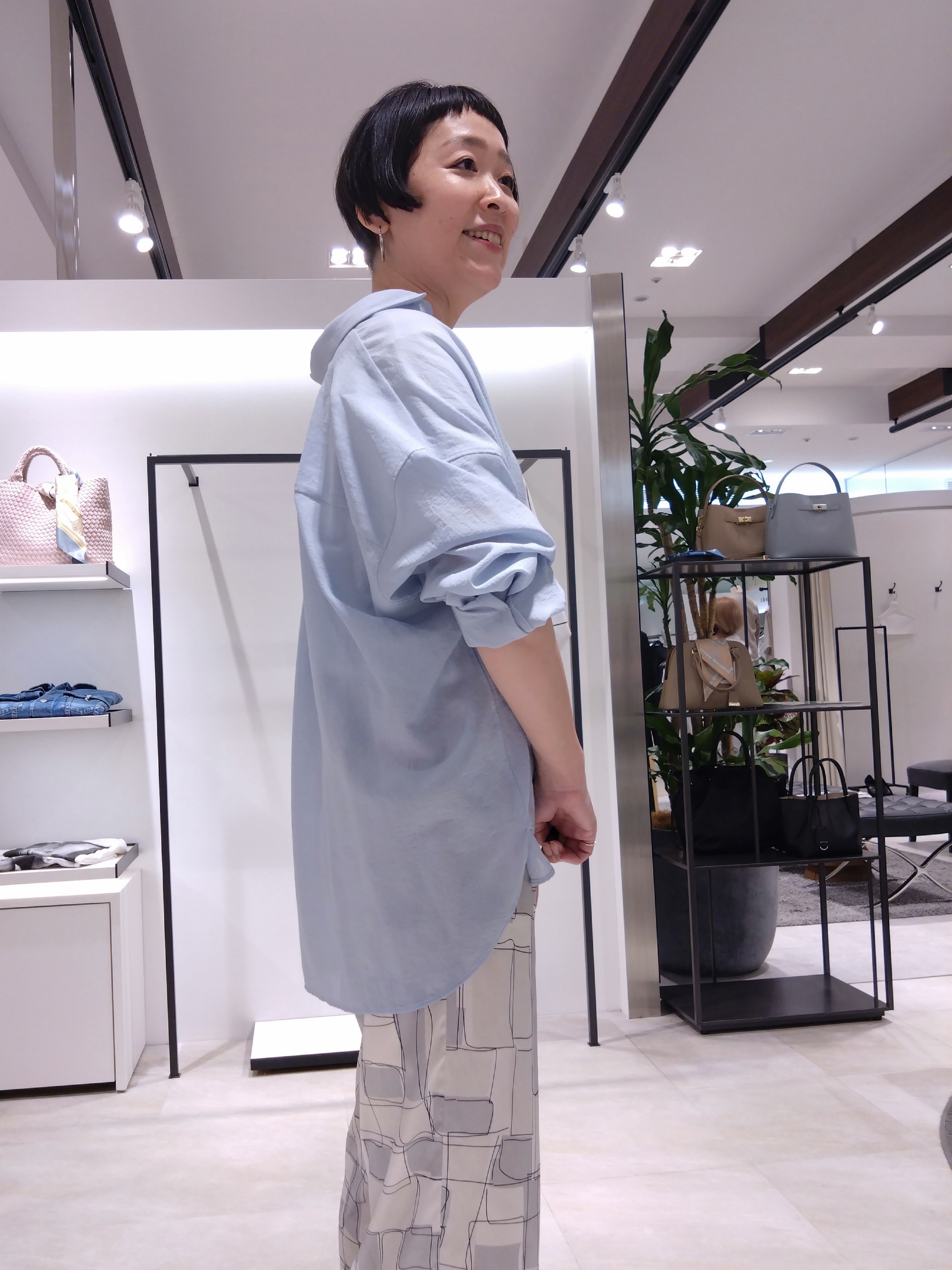 まちこさんの「UNTITLED｜【2WAY/マシンウォッシャブル】カシュクールデザインシャツ」を使ったコーディネート