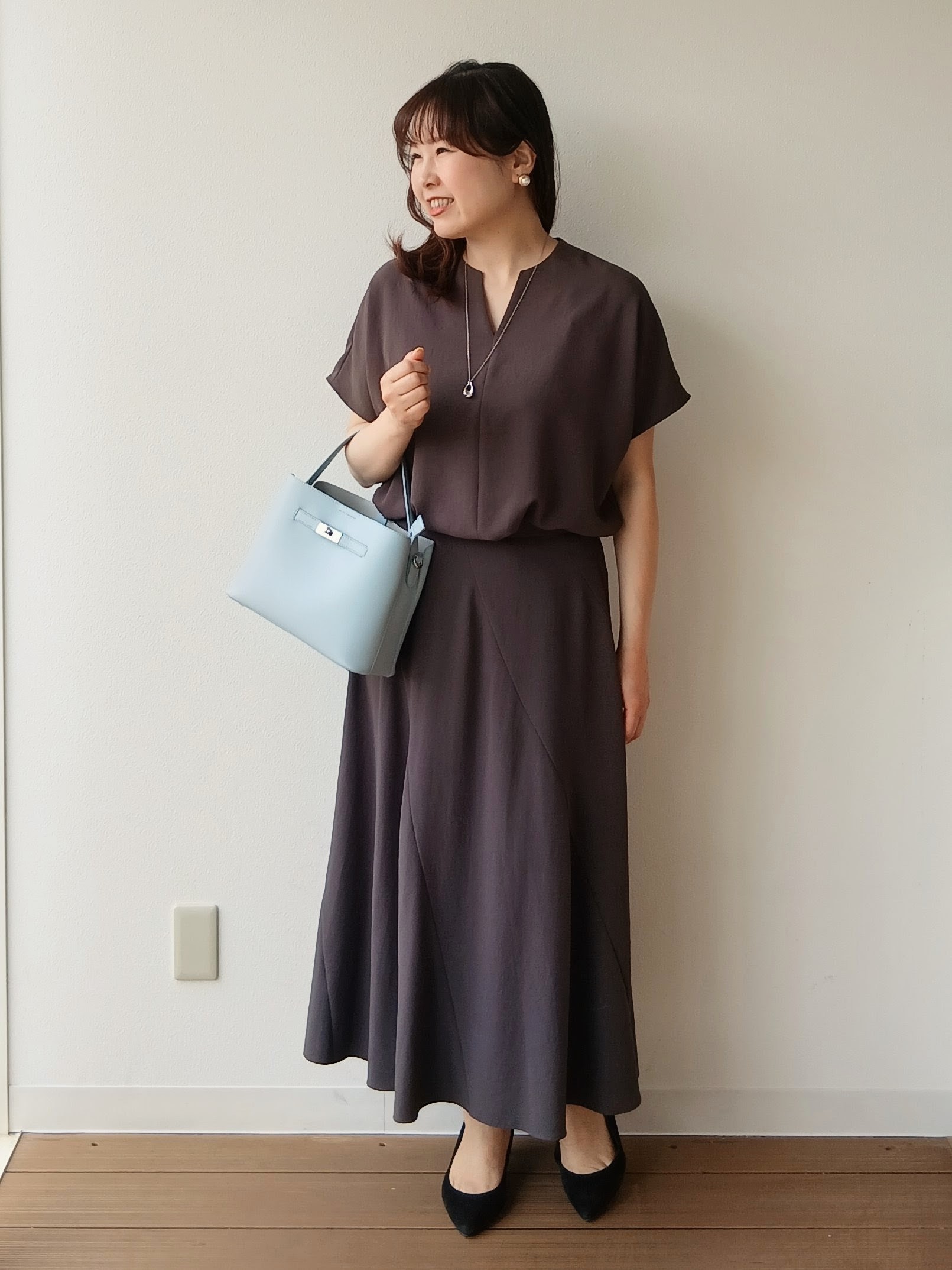 なみきさんの「UNTITLED｜【UV/接触冷感/セットアップ可】リラクシーキーVネックブラウス」を使ったコーディネート