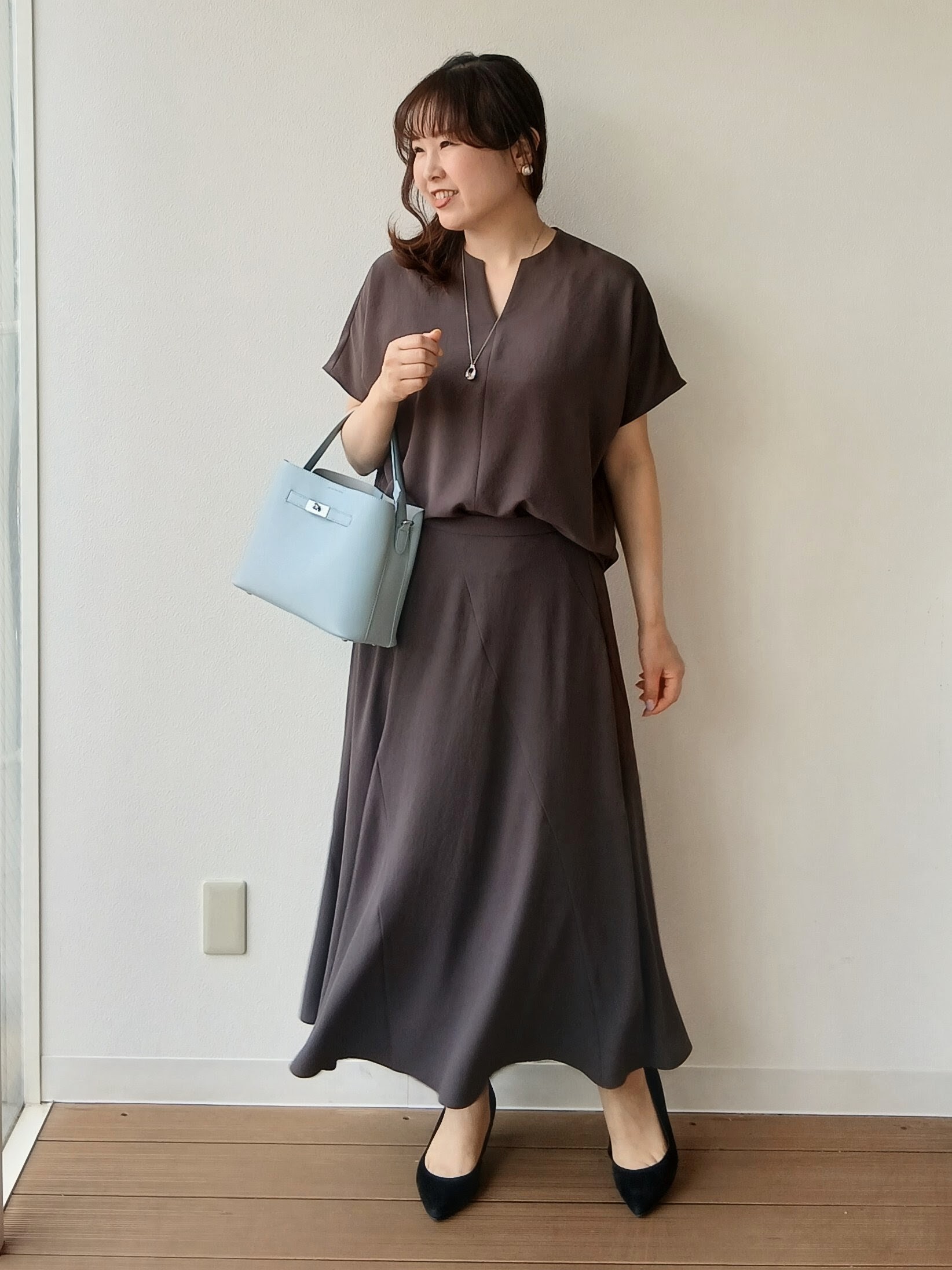 なみきさんの「UNTITLED｜【UV/接触冷感/セットアップ可】リラクシーキーVネックブラウス」を使ったコーディネート