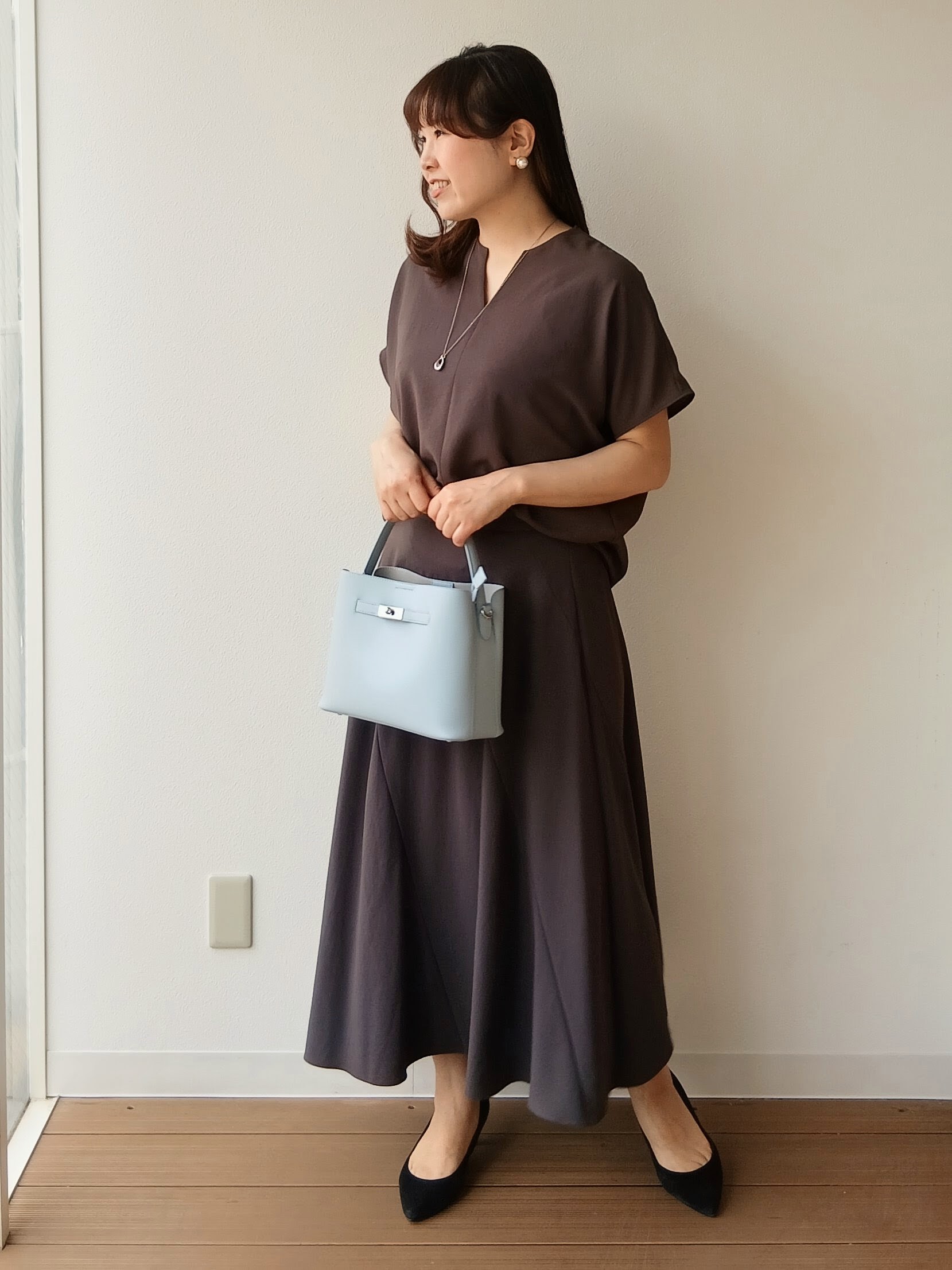 なみきさんの「UNTITLED｜【UV/接触冷感/セットアップ可】リラクシーキーVネックブラウス」を使ったコーディネート