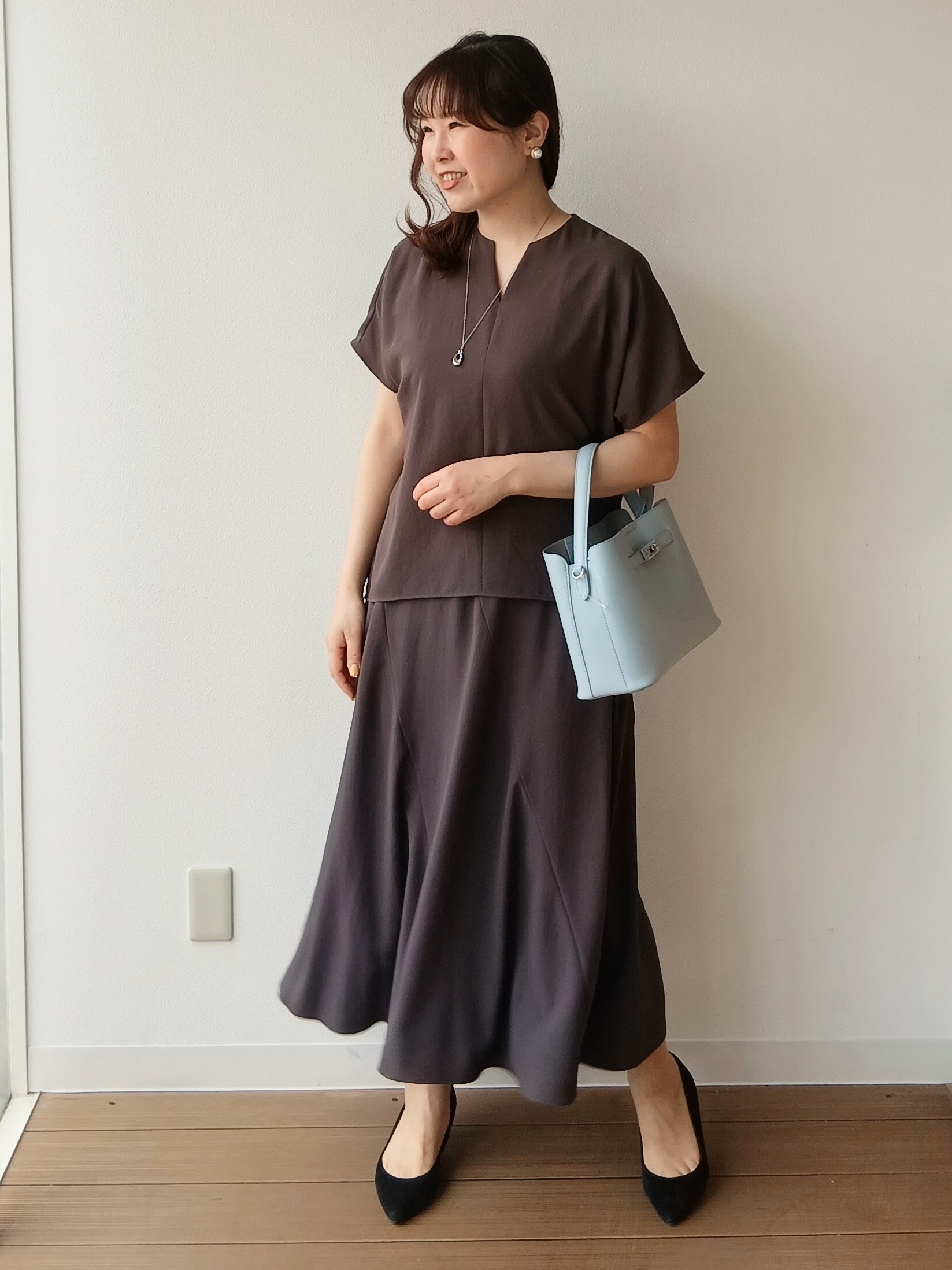 なみきさんの「UNTITLED｜【UV/接触冷感/セットアップ可】リラクシーキーVネックブラウス」を使ったコーディネート