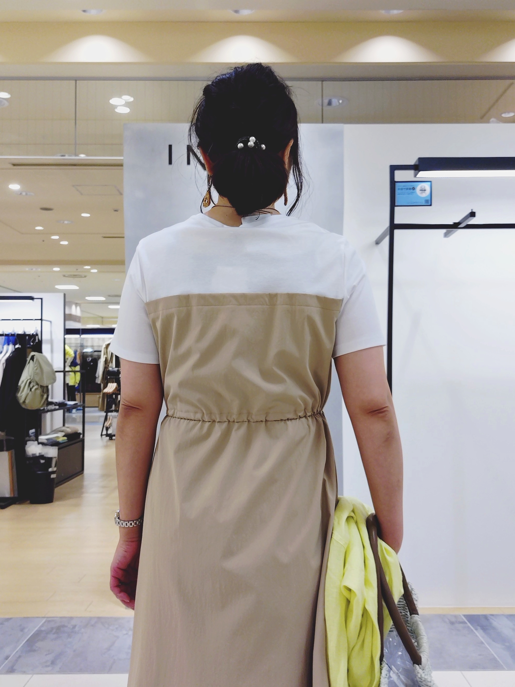 TOMOMIさんの「INDIVI｜【洗える／1枚でキマる／ドロスト付】ビスチェ風ドッキングTワンピース」を使ったコーディネート