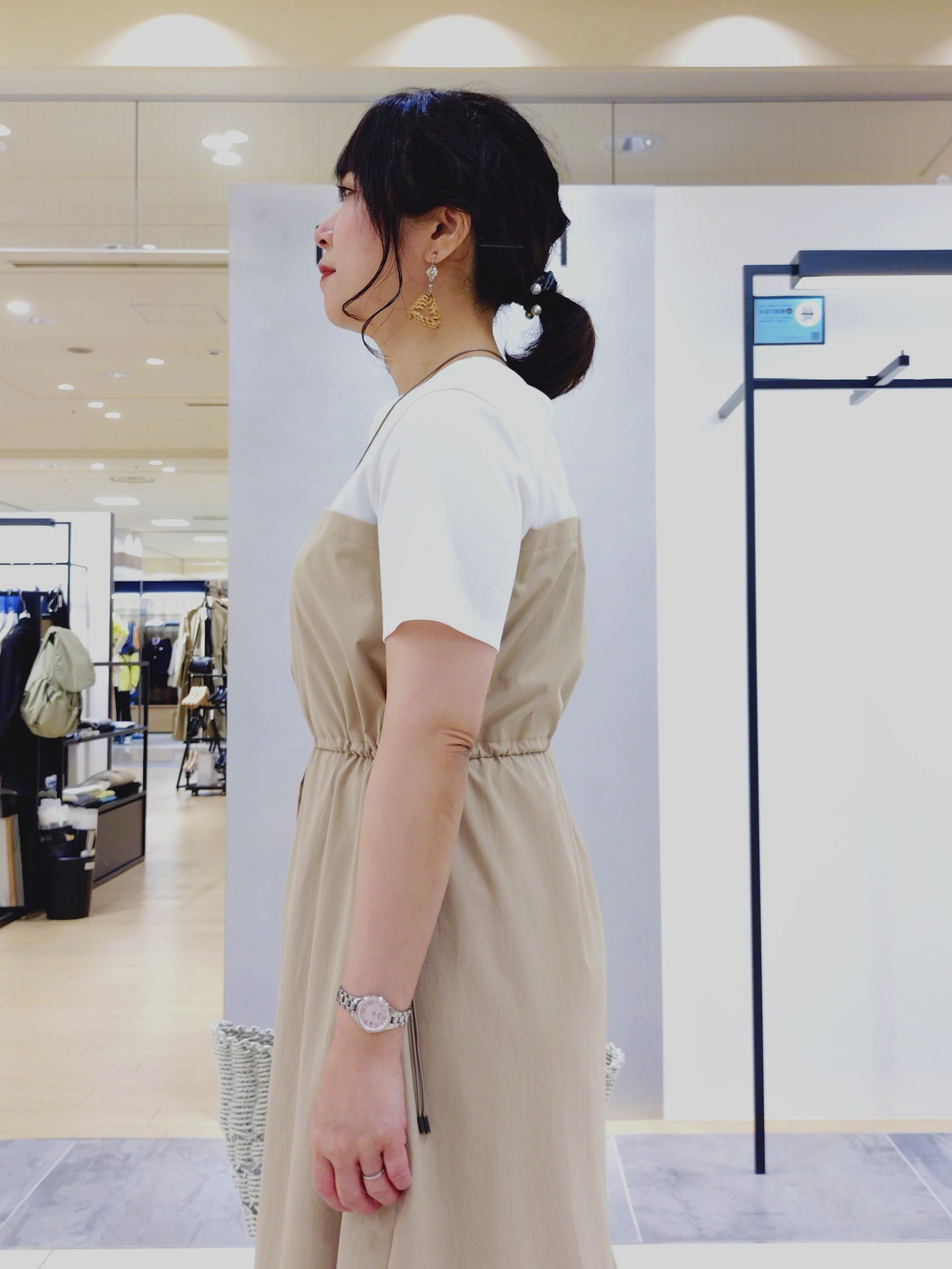 TOMOMIさんの「INDIVI｜【洗える／1枚でキマる／ドロスト付】ビスチェ風ドッキングTワンピース」を使ったコーディネート