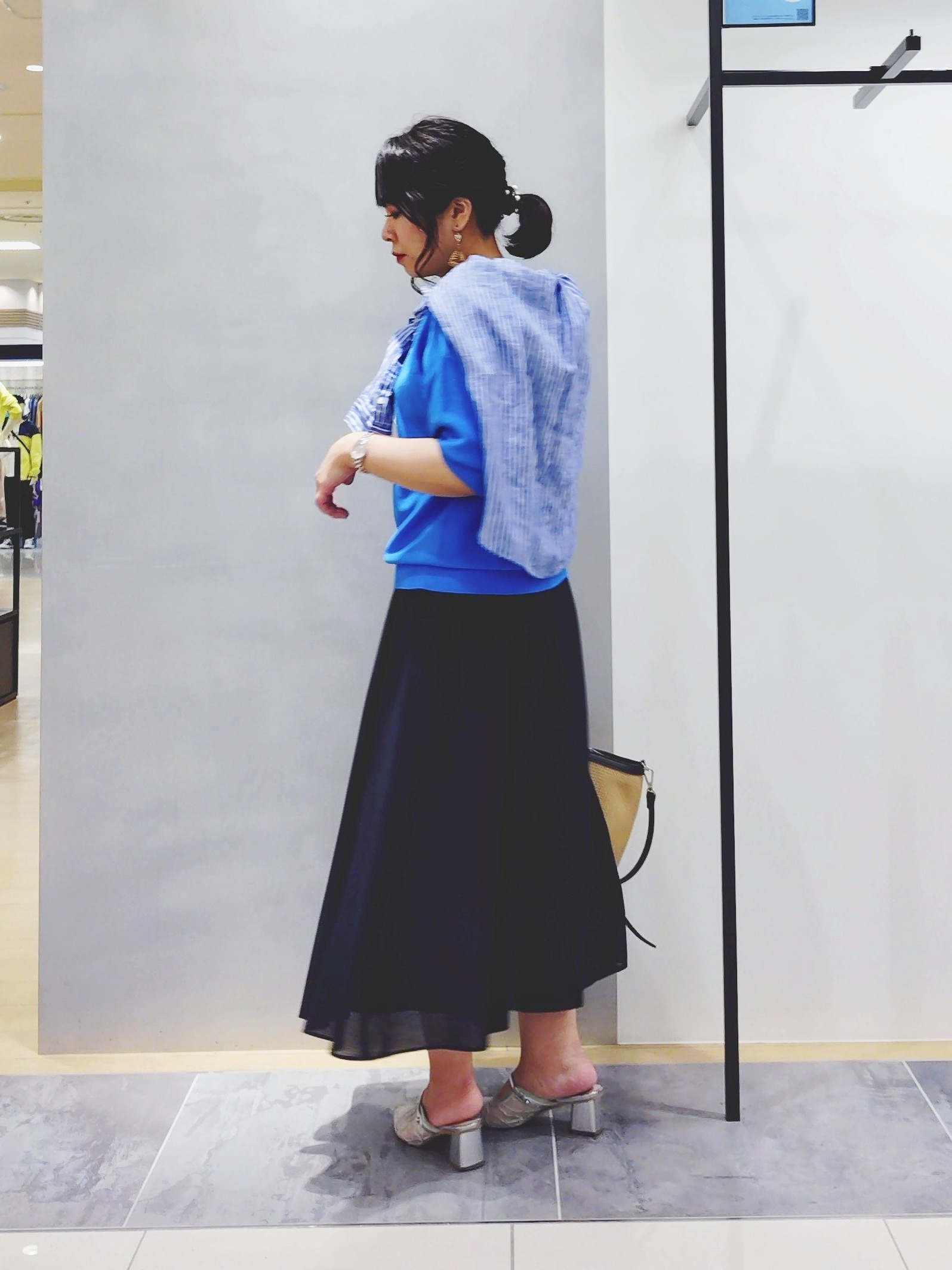 TOMOMIさんの「INDIVI｜【接触冷感／2WAY】カシュクールリネンシャツ」を使ったコーディネート