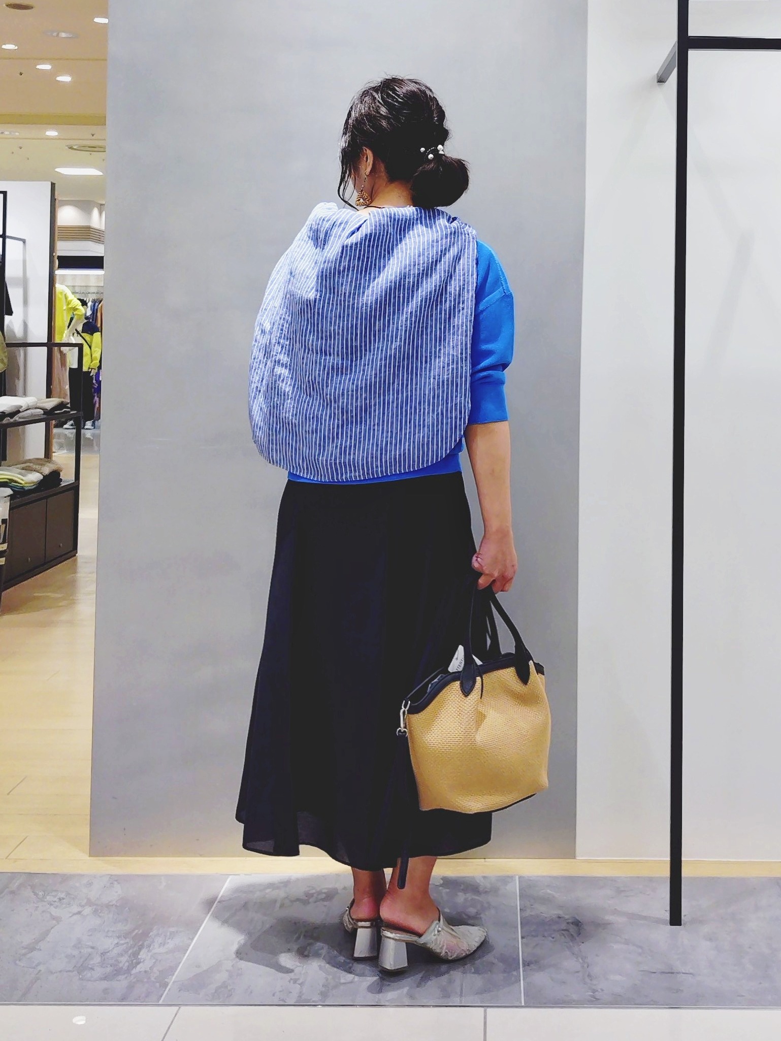 TOMOMIさんの「INDIVI｜【接触冷感／2WAY】カシュクールリネンシャツ」を使ったコーディネート
