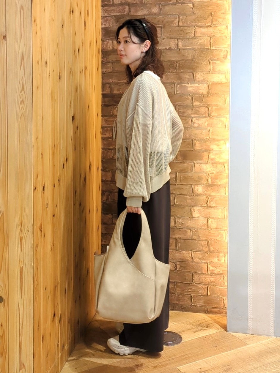 massuさんの「SHOO･LA･RUE｜【2点セット/洗濯機可/S-LL】時短でこなれ見え カーデにもなる2WAYメッシュニット+半袖ロゴT」を使ったコーディネート