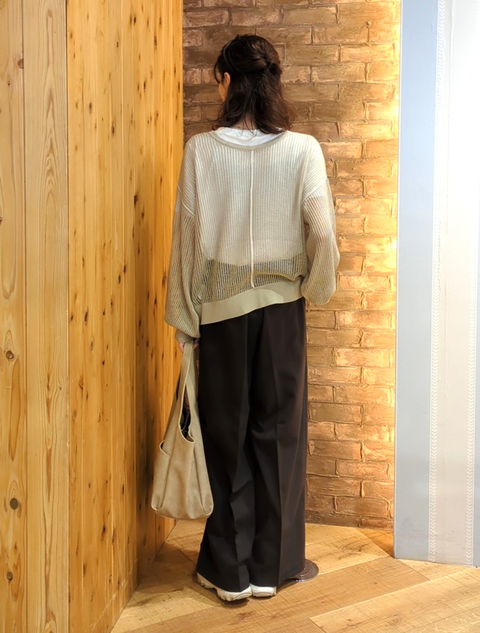 massuさんの「SHOO･LA･RUE｜【2点セット/洗濯機可/S-LL】時短でこなれ見え カーデにもなる2WAYメッシュニット+半袖ロゴT」を使ったコーディネート