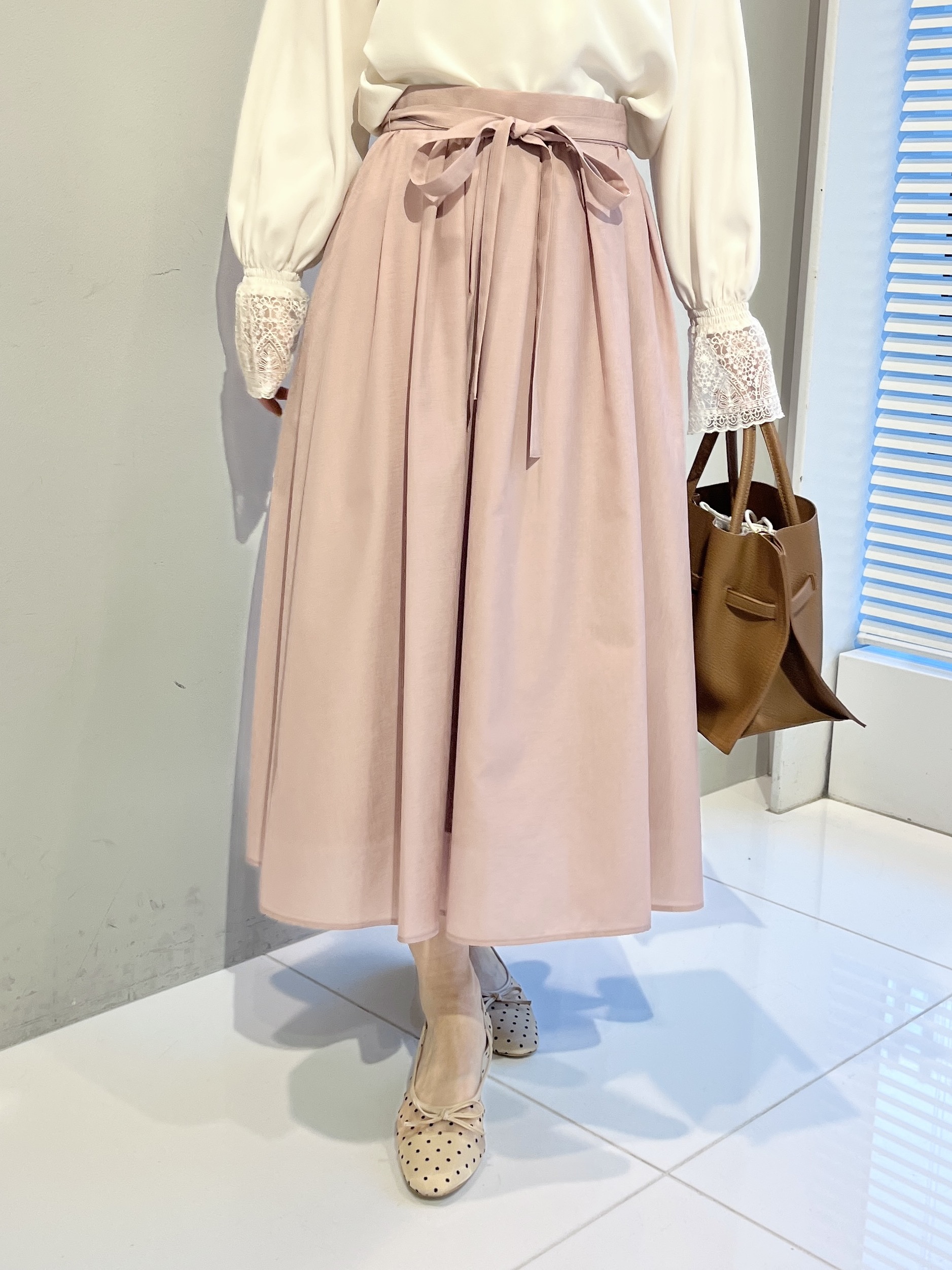 はばさんの「Couture brooch｜【通勤・着映え】レースカフス ピコシャーリング バックリボンブラウス」を使ったコーディネート