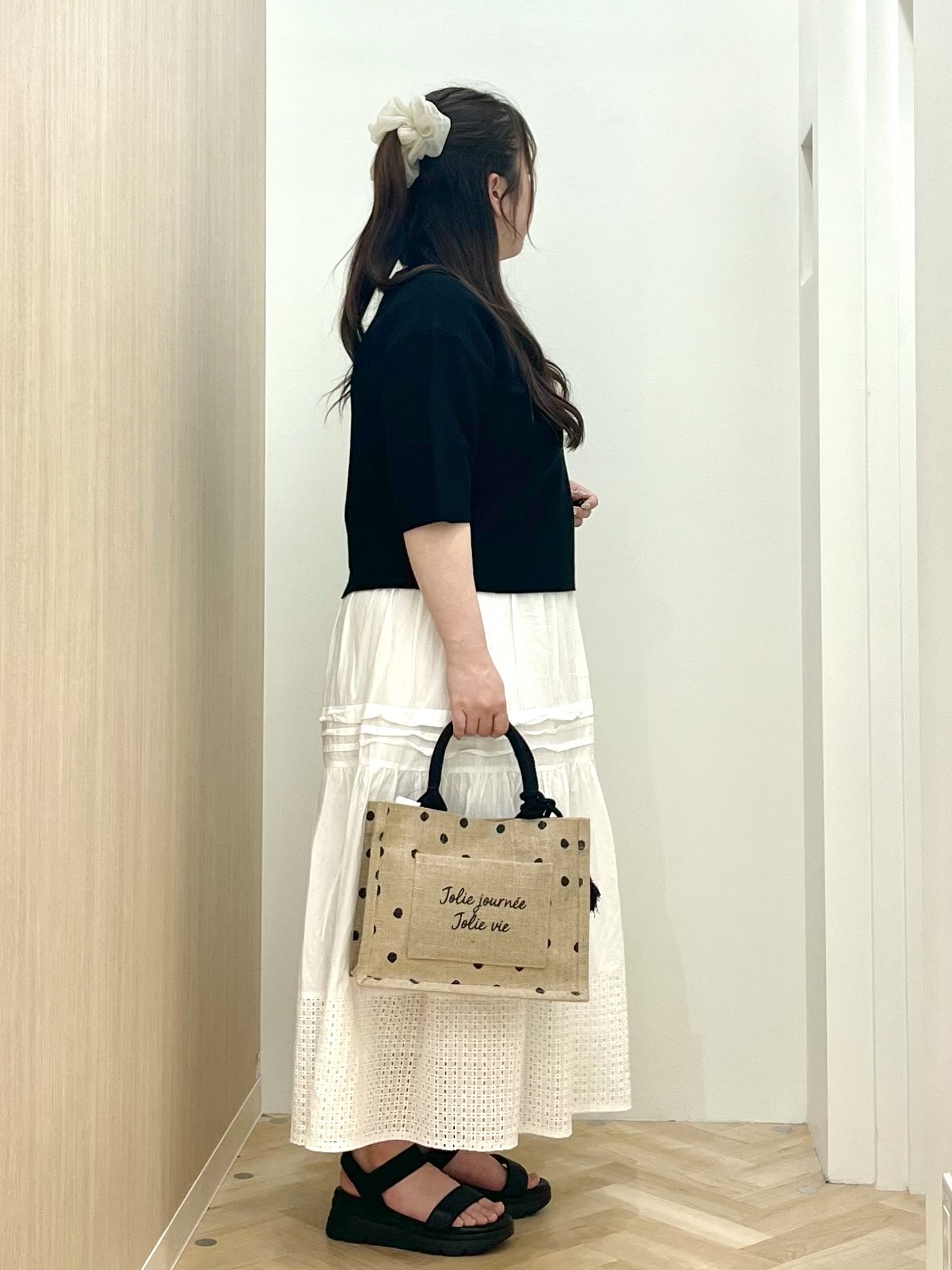 akariさんの「grove｜【貴島明日香さん着用／洗濯機OK】レイヤードにもおすすめ、軽やかクロップドニット」を使ったコーディネート