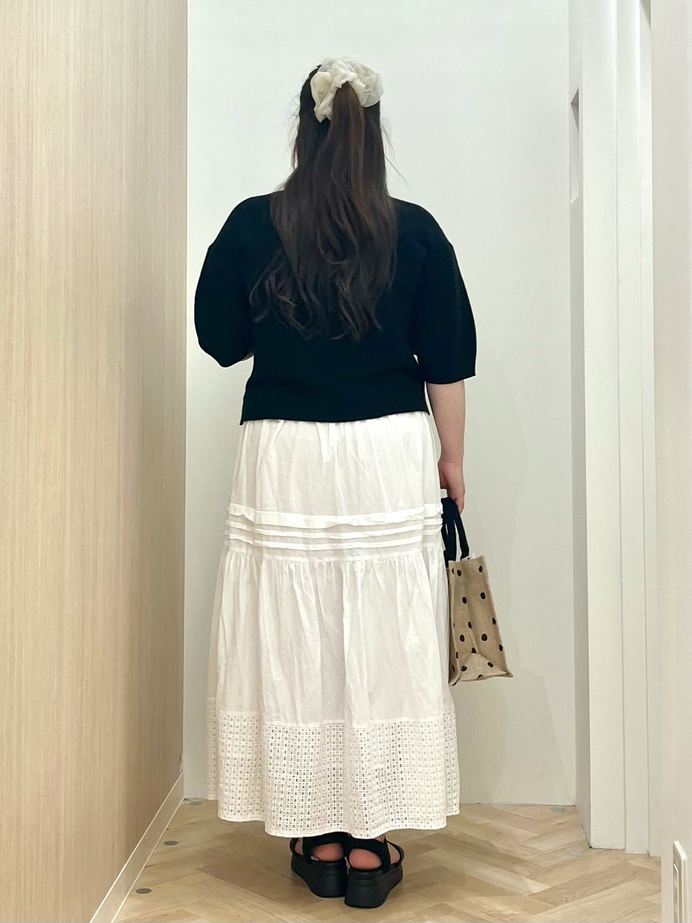 akariさんの「grove｜【貴島明日香さん着用／洗濯機OK】レイヤードにもおすすめ、軽やかクロップドニット」を使ったコーディネート