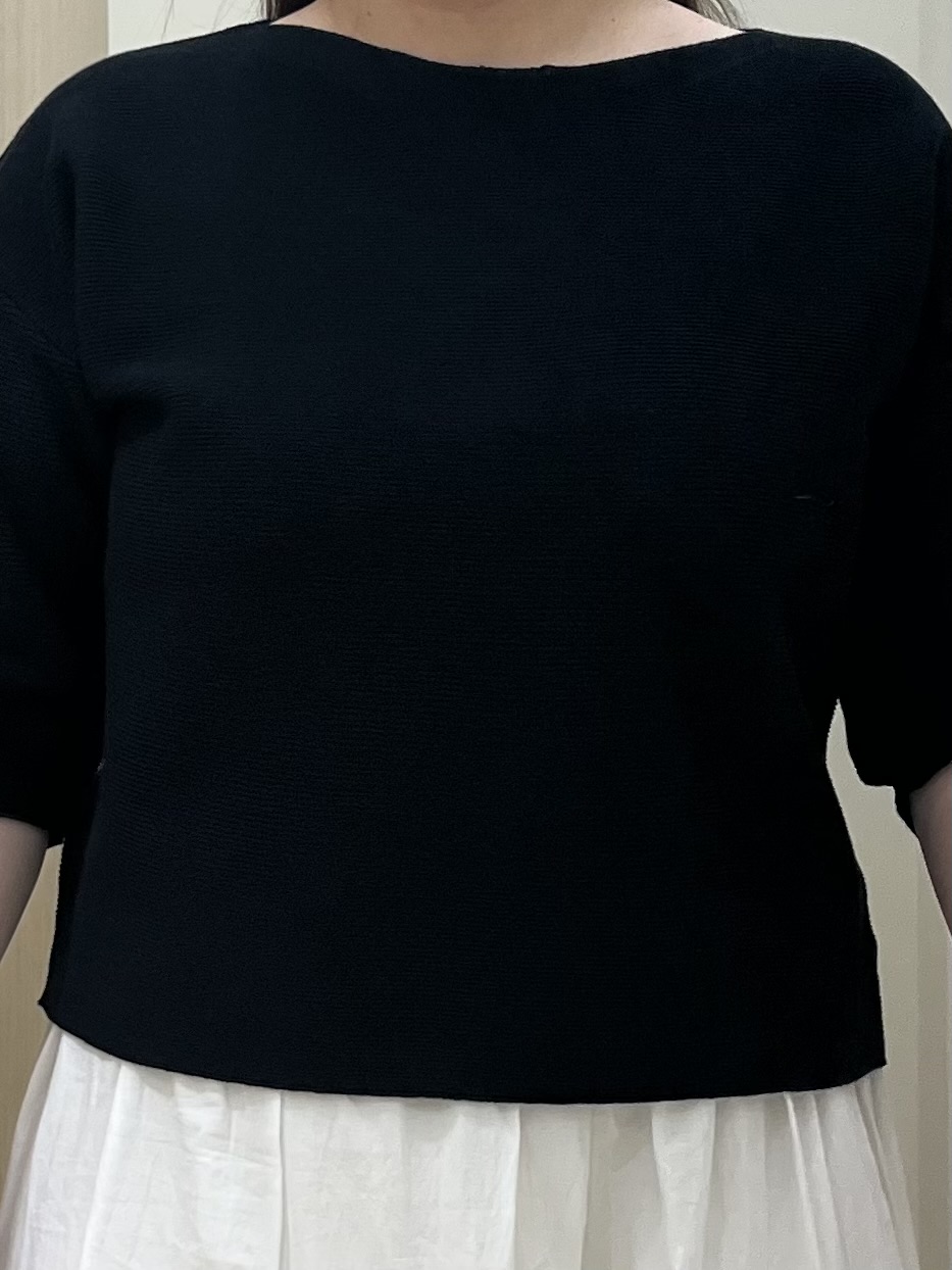 akariさんの「grove｜【貴島明日香さん着用／洗濯機OK】レイヤードにもおすすめ、軽やかクロップドニット」を使ったコーディネート
