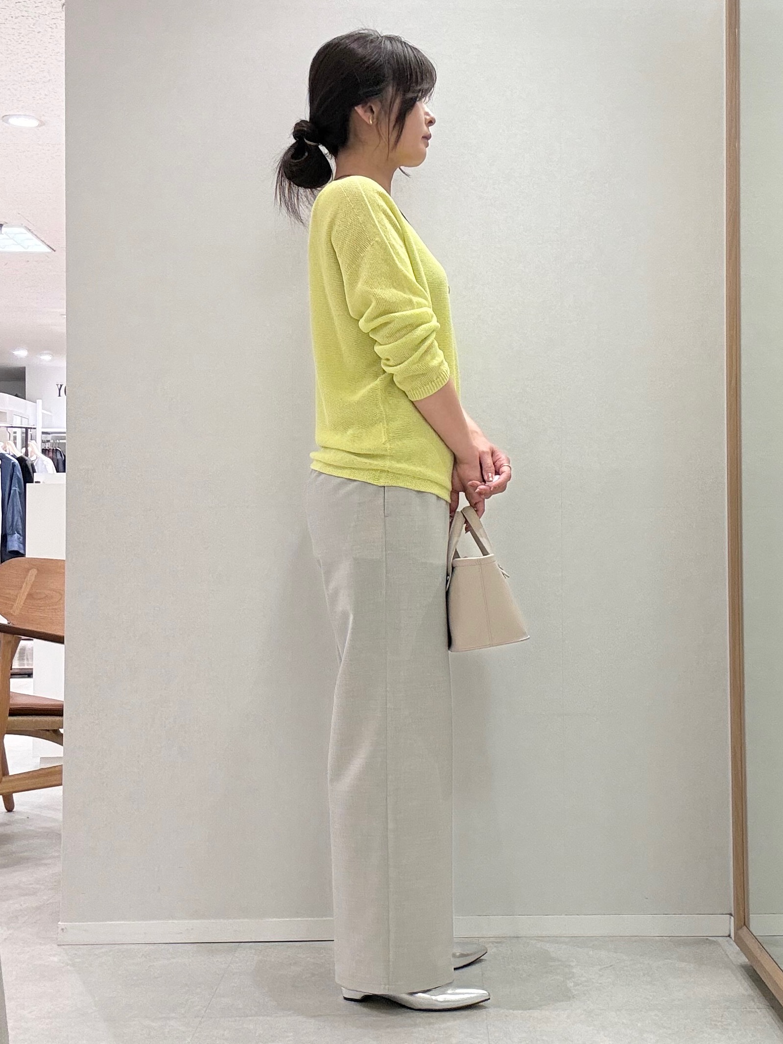 hitomiさんの「UNTITLED｜【古畑星夏さん着用/8色展開/程よい透け感】ドライタッチボートネックニット」を使ったコーディネート