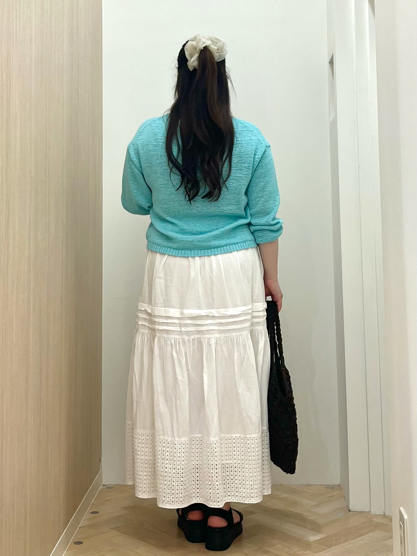 akariさんの「grove｜【貴島明日香さん着用・大人のリラックススタイル】テープヤーン ボートネックニット」を使ったコーディネート