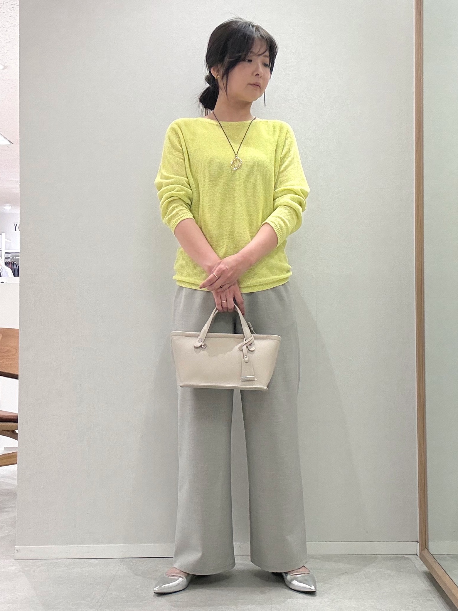 hitomiさんの「UNTITLED｜【古畑星夏さん着用/8色展開/程よい透け感】ドライタッチボートネックニット」を使ったコーディネート
