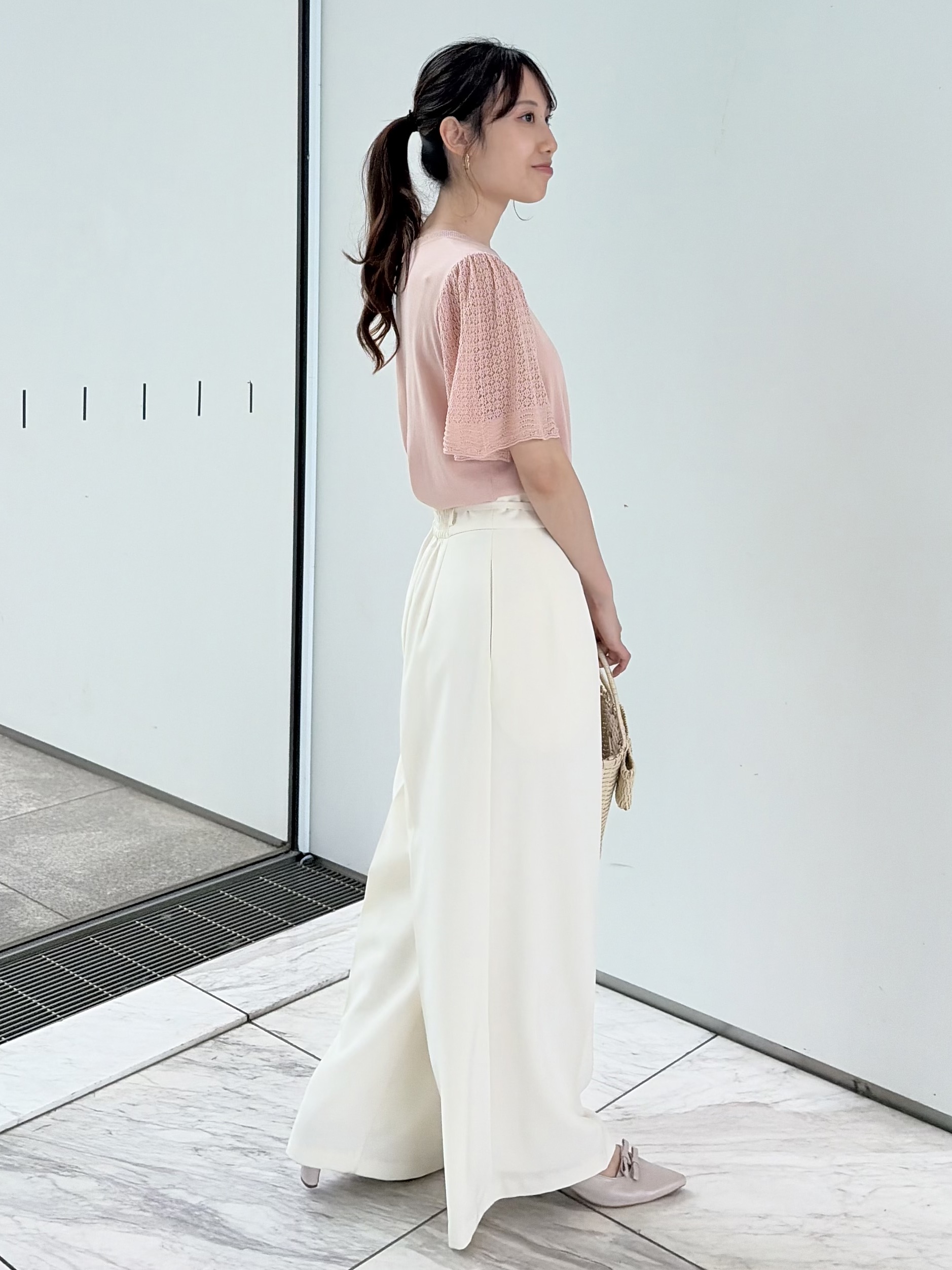 はばさんの「Couture brooch｜【アンサンブル可・UVカット・アンチピリング】透かしフレアー袖ニット」を使ったコーディネート