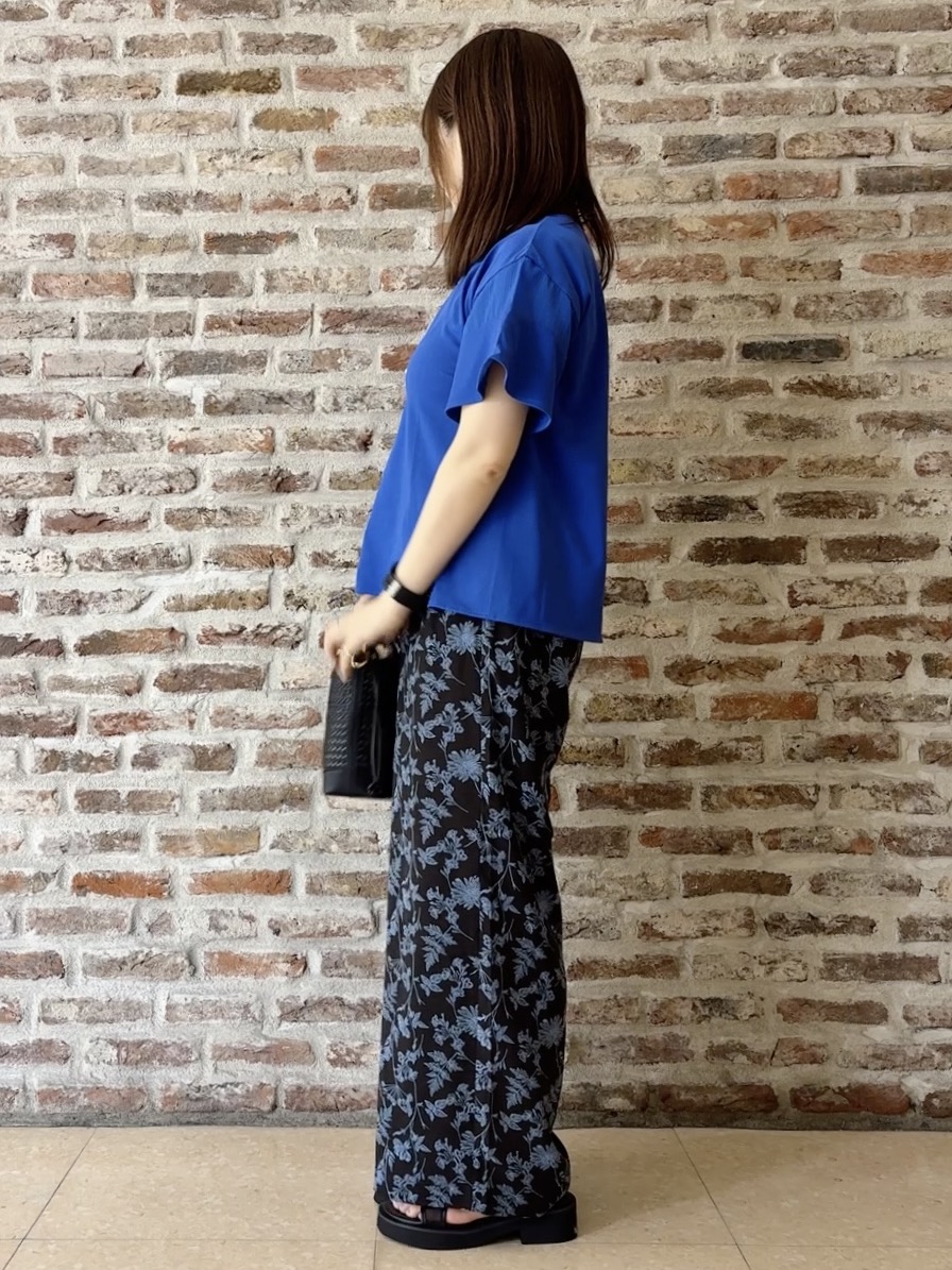 tokiさんの「THE SHOP TK｜【ひんやりさらさら】軽やかに揺れる シアーフレアスリーブTシャツ」を使ったコーディネート
