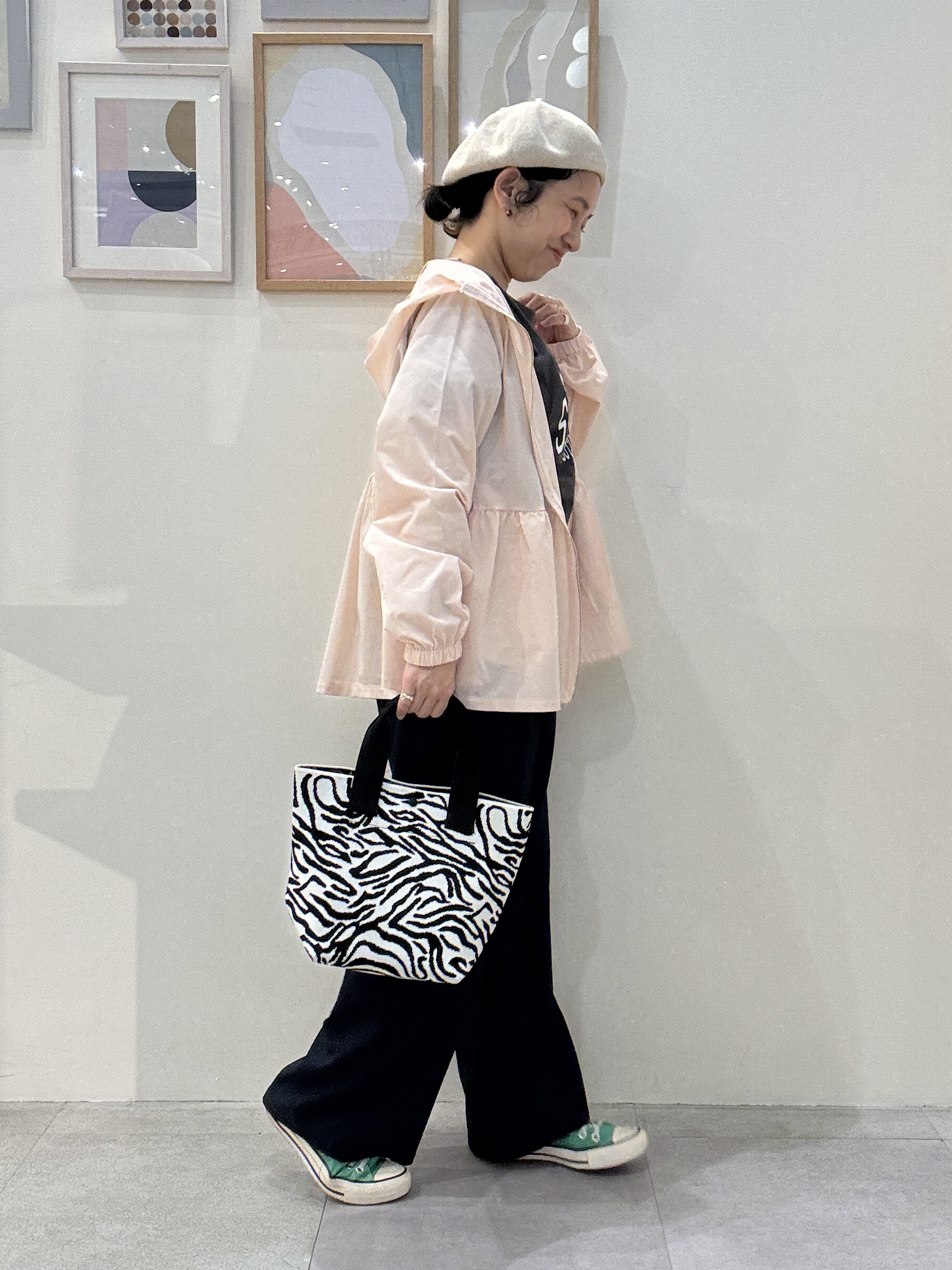 たけぴさんの「SHOO･LA･RUE｜【ひんやり/S-LL/体型カバー】ペプラムフリルとゴールドパーツが女性らしい UVパーカ」を使ったコーディネート